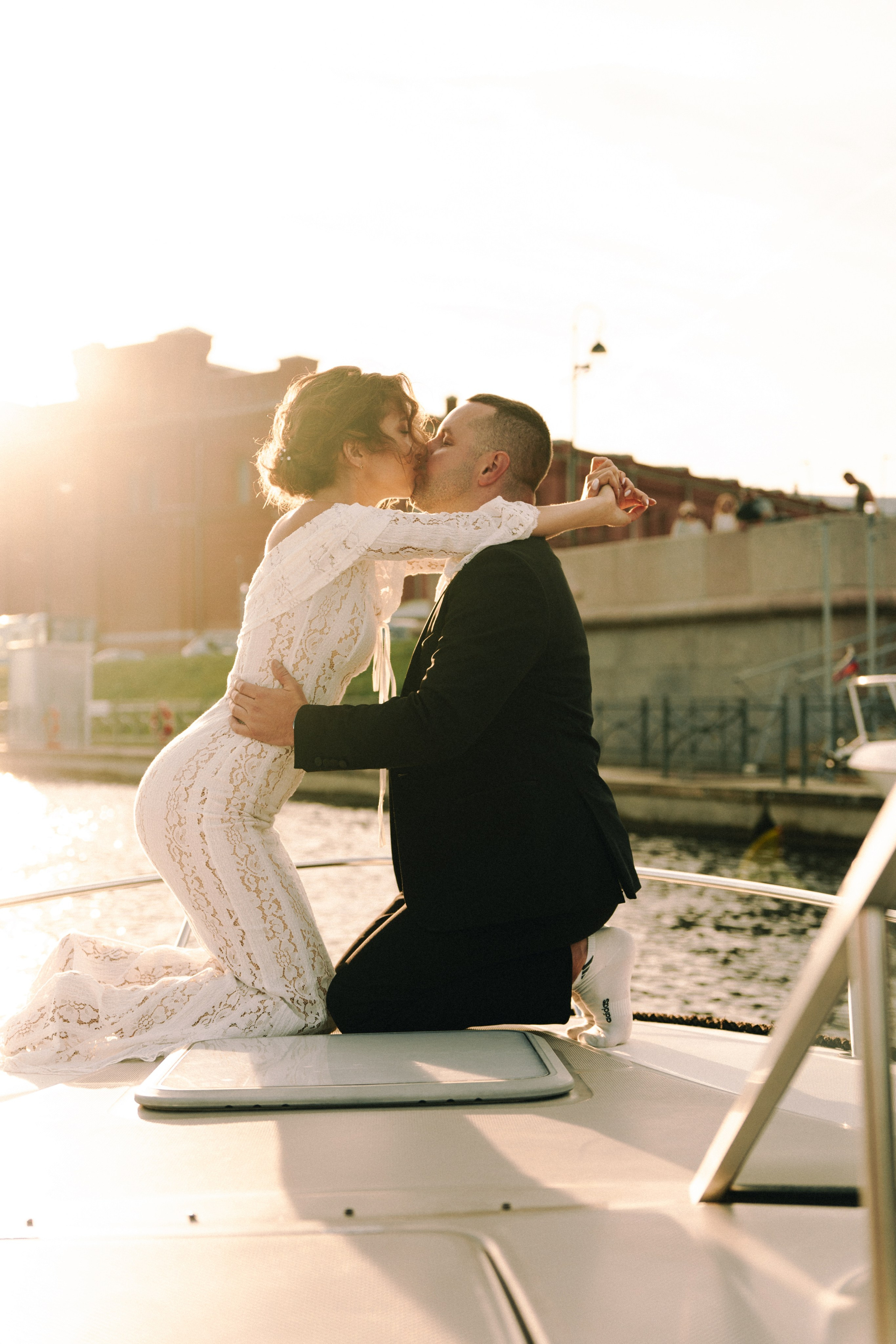 Свадебная фотосессия на катере. Свадебная фотосессия в Санкт-Петербурге.