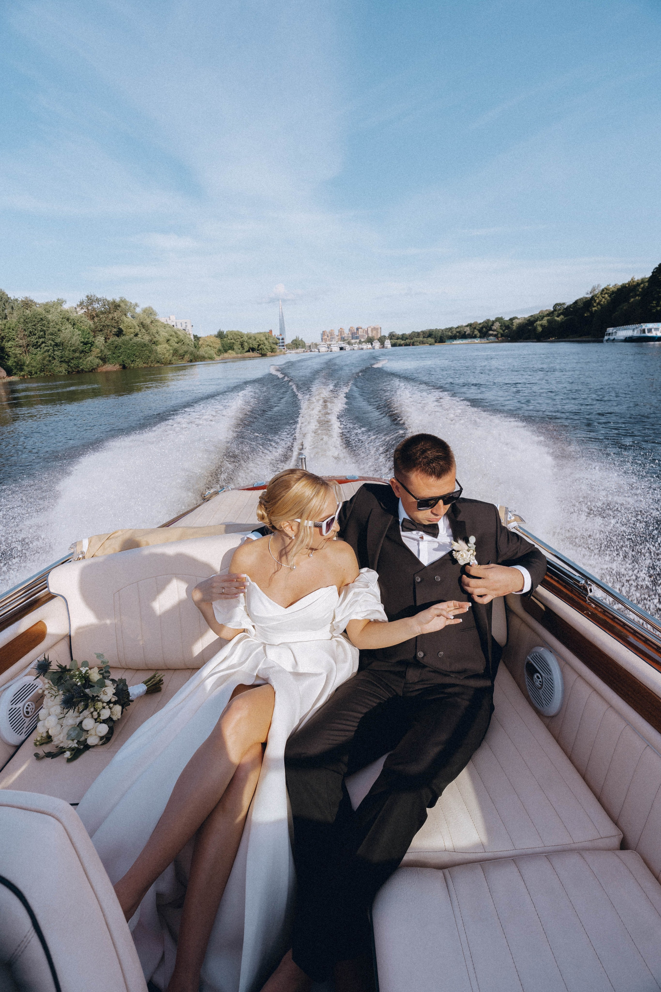 СВАДЕНБНАЯ СЬЕМКА НА КАТЕРЕ ПО КАНАЛАМ САНКТ-ПЕТЕРБУРГА И В АКВАТОРИИ НЕВЫ. Профессиональный фотограф, Санкт-Петербург — Виктория Богомолова