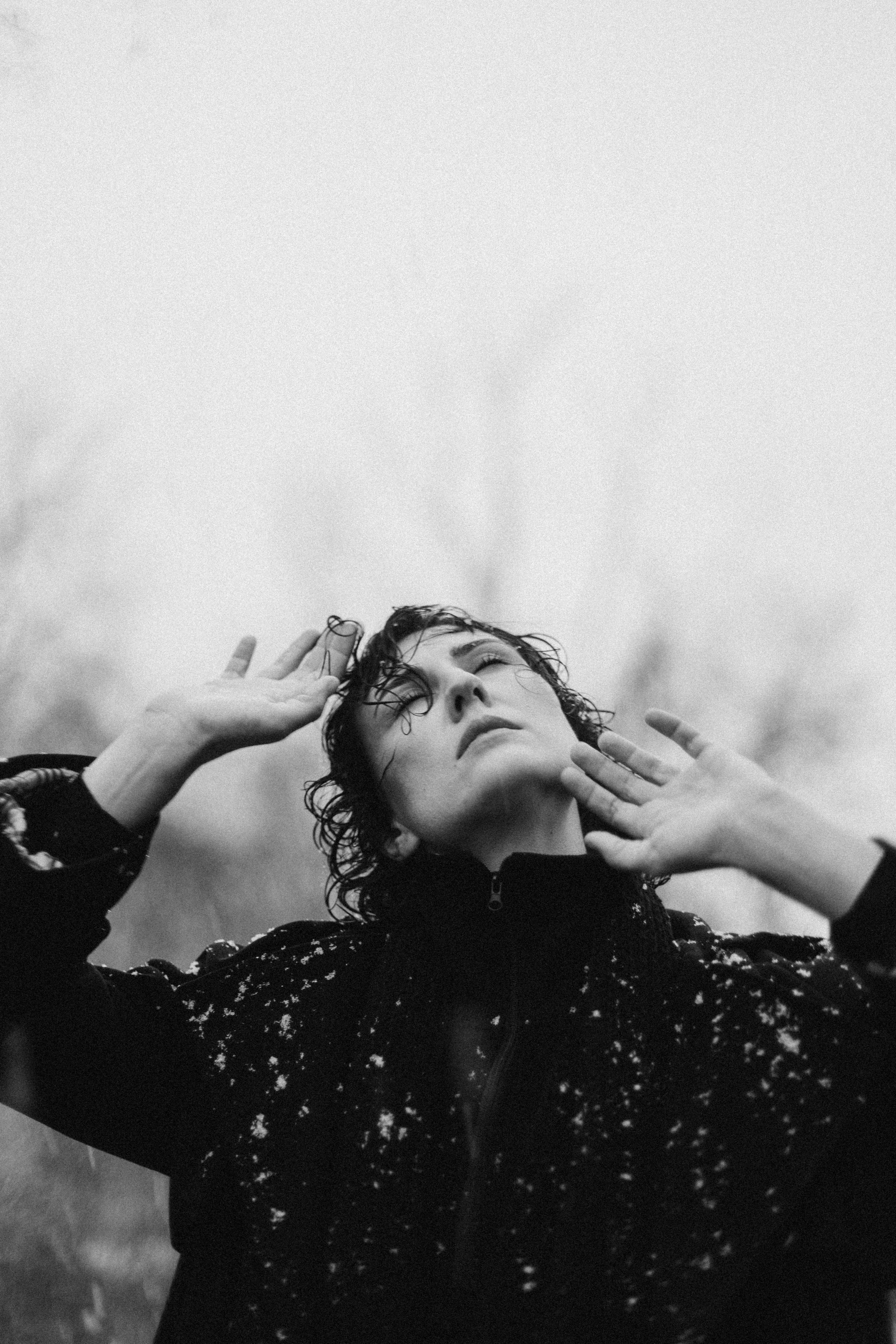 Женская фотосессия: индивидуальные, стильные, чувственные снимки. Подчеркну вашу красоту и уникальность. Студийная съёмка, естественный свет, портреты, женственность, эмоции. Фотограф в Краснодаре, помощь с позированием.