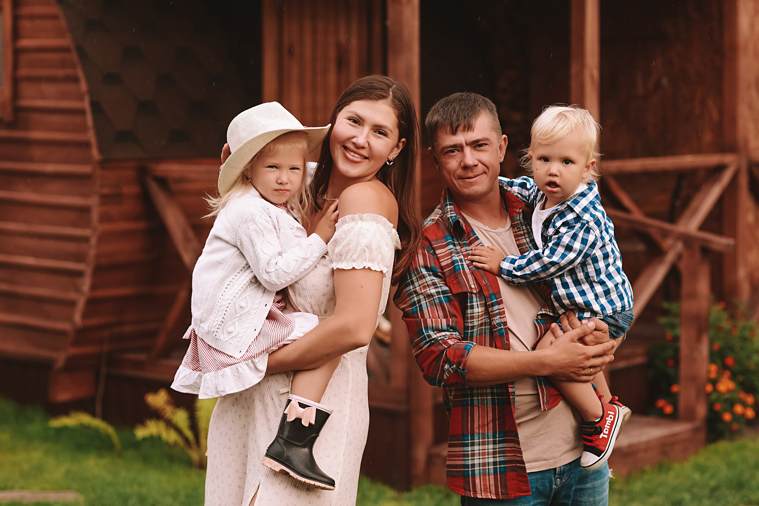 У дома. Семейный фотограф Тюмень, фотограф на роды Салмина Мария