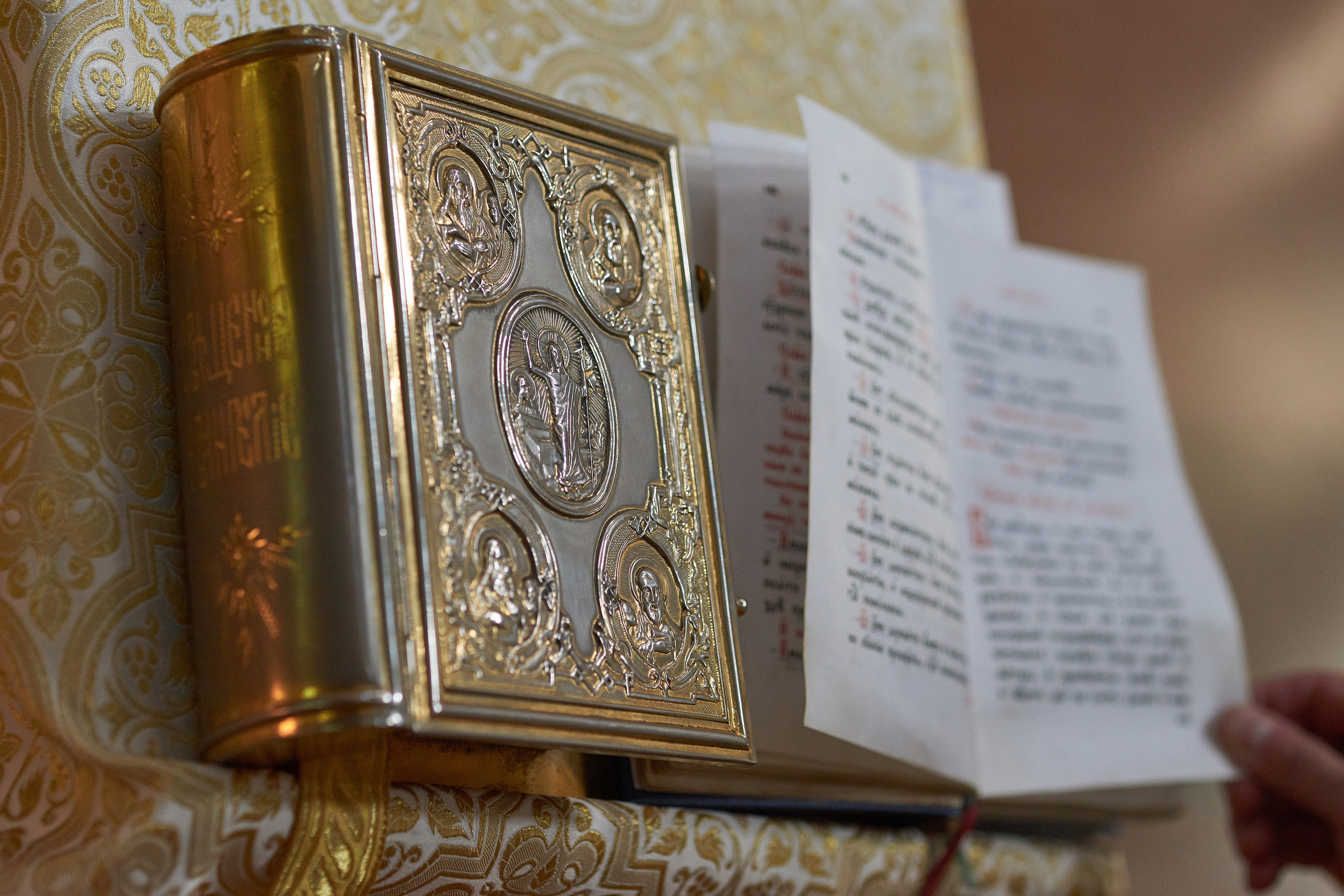 Венчание в церкви. Фотограф Владимир Артамонов