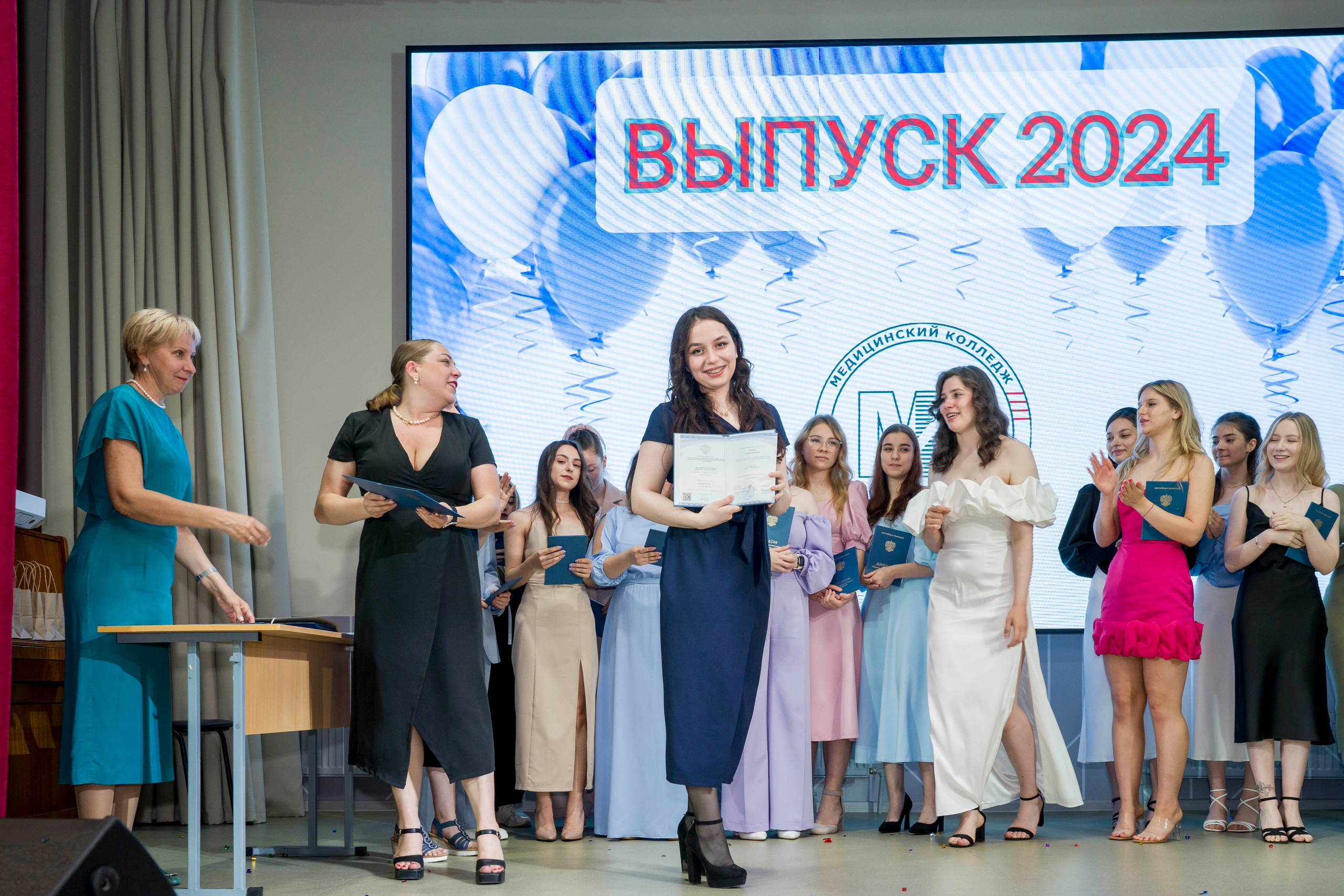Выпускной в медколледже. Фотограф в Санкт-Петербурге. Репортажная и все съёмки для бизнеса