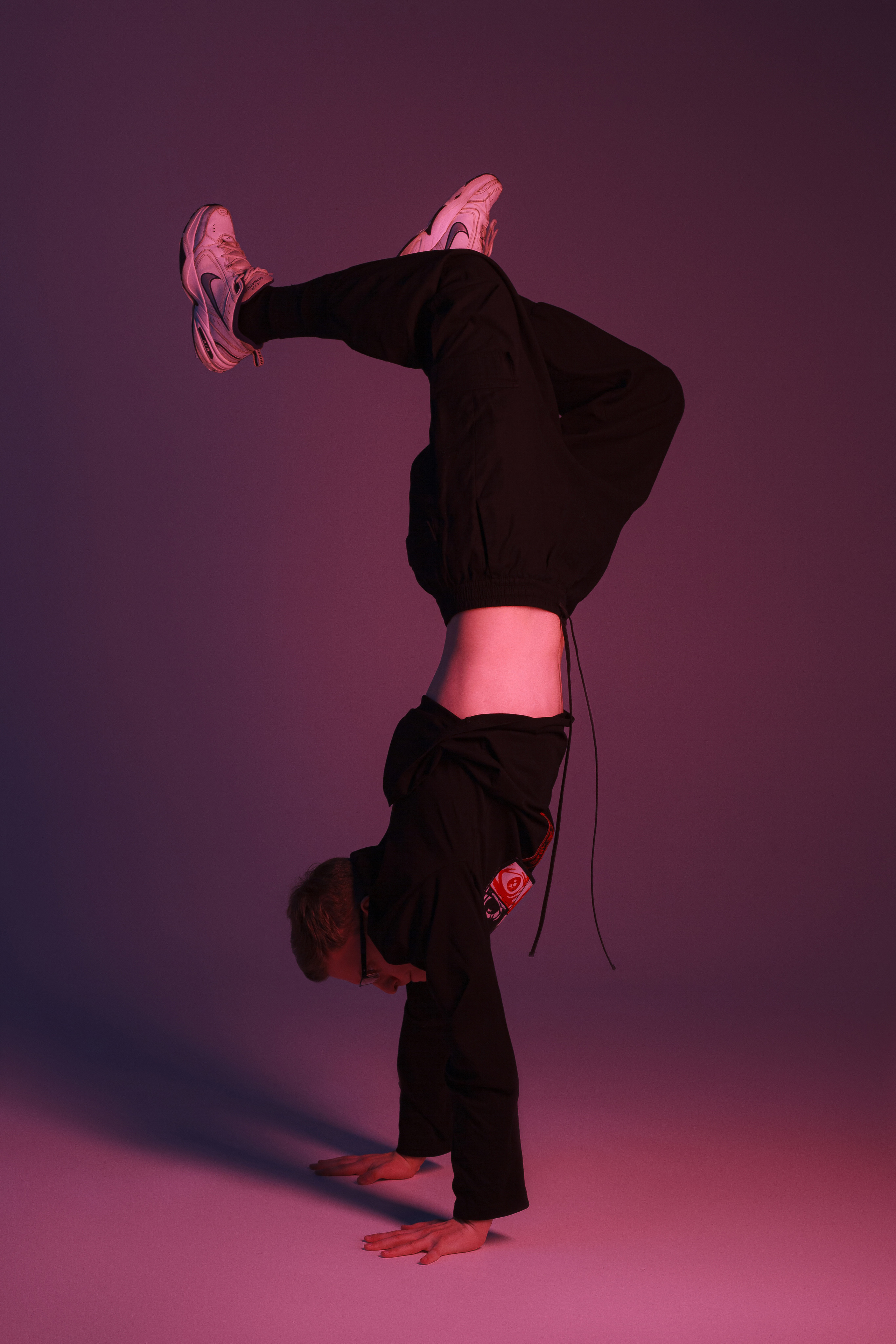 Парень стоит на руках 