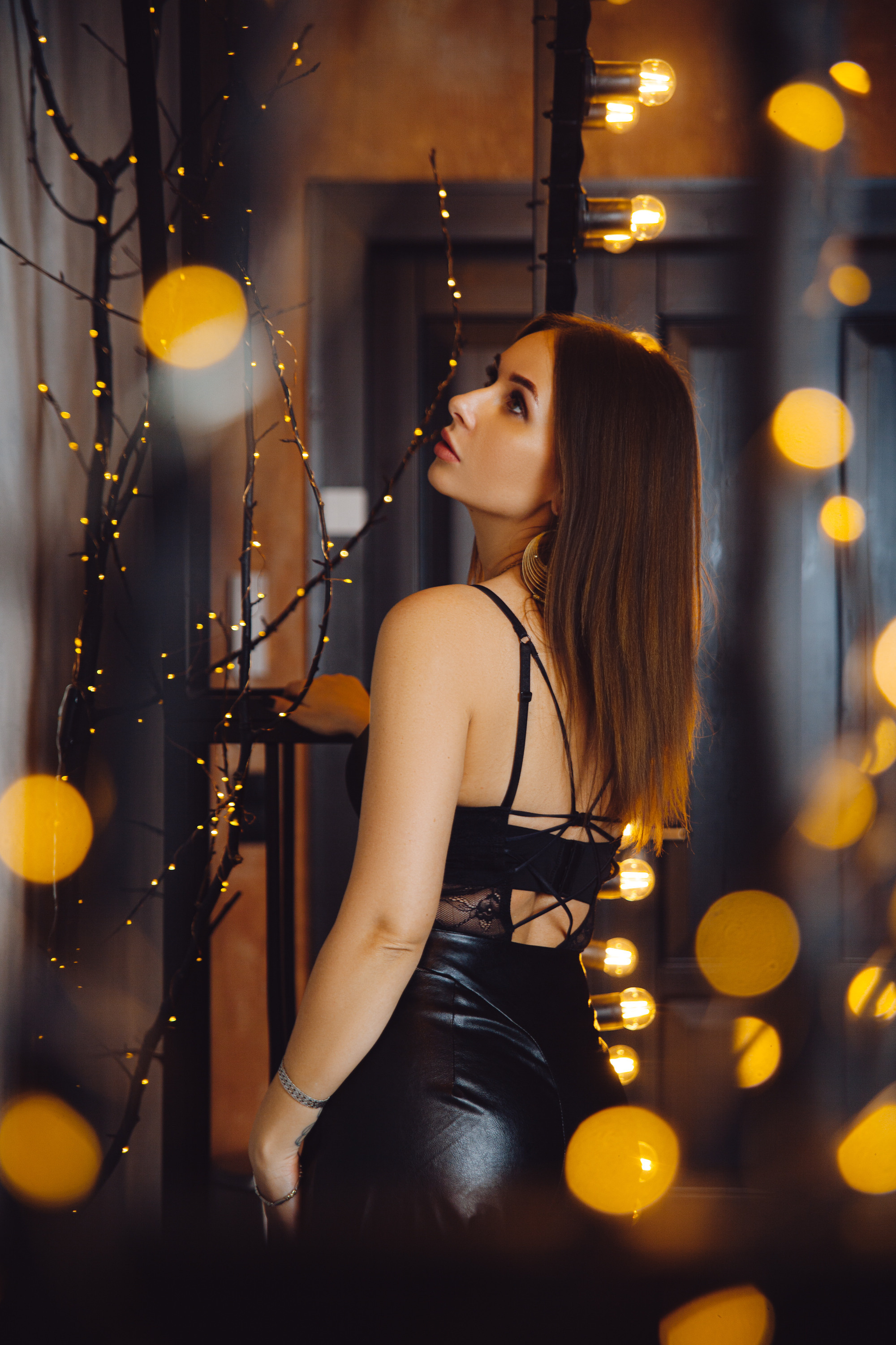 Девушка в черном платье в красивом бокэ