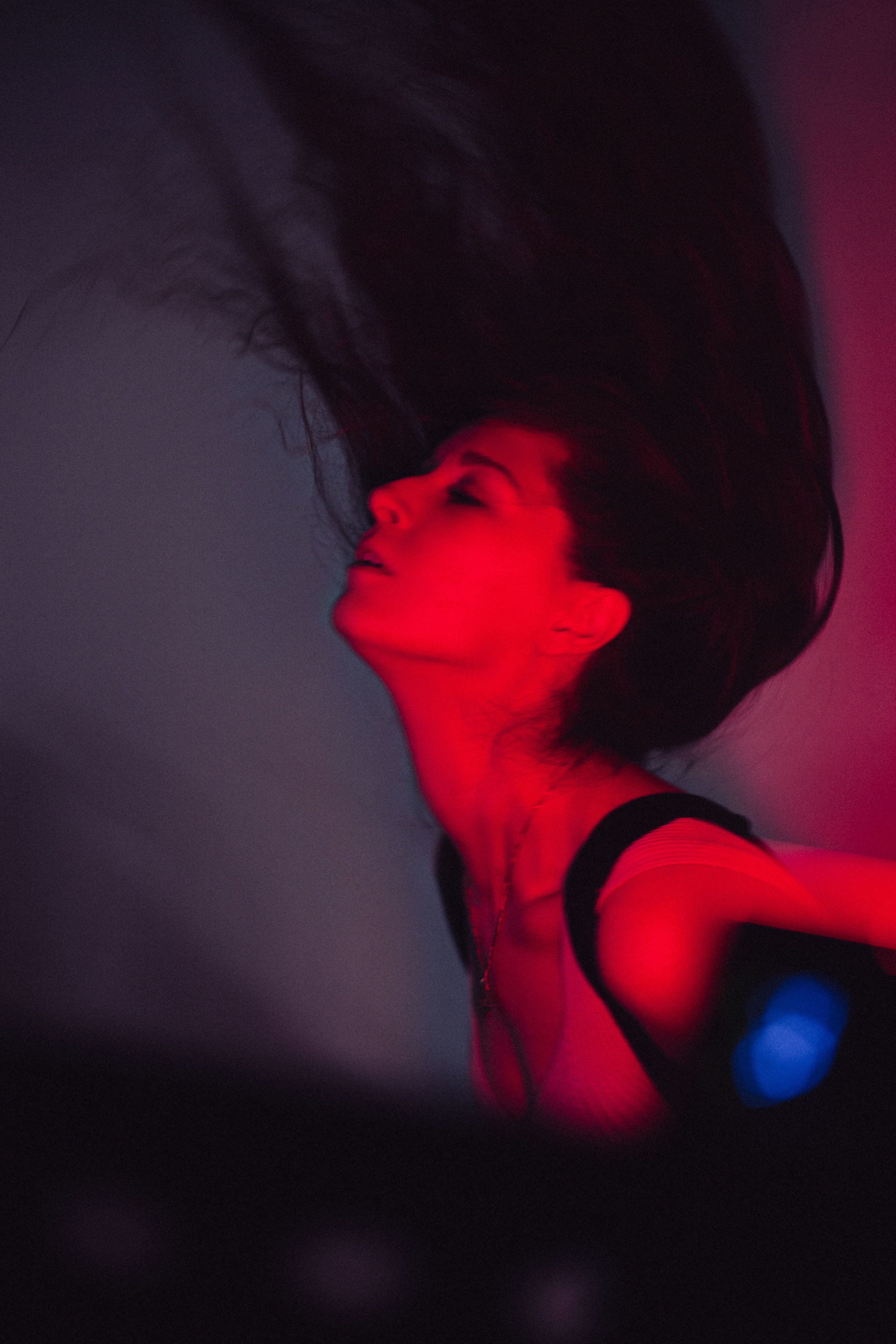Девушка с длинными волосами в красном свете