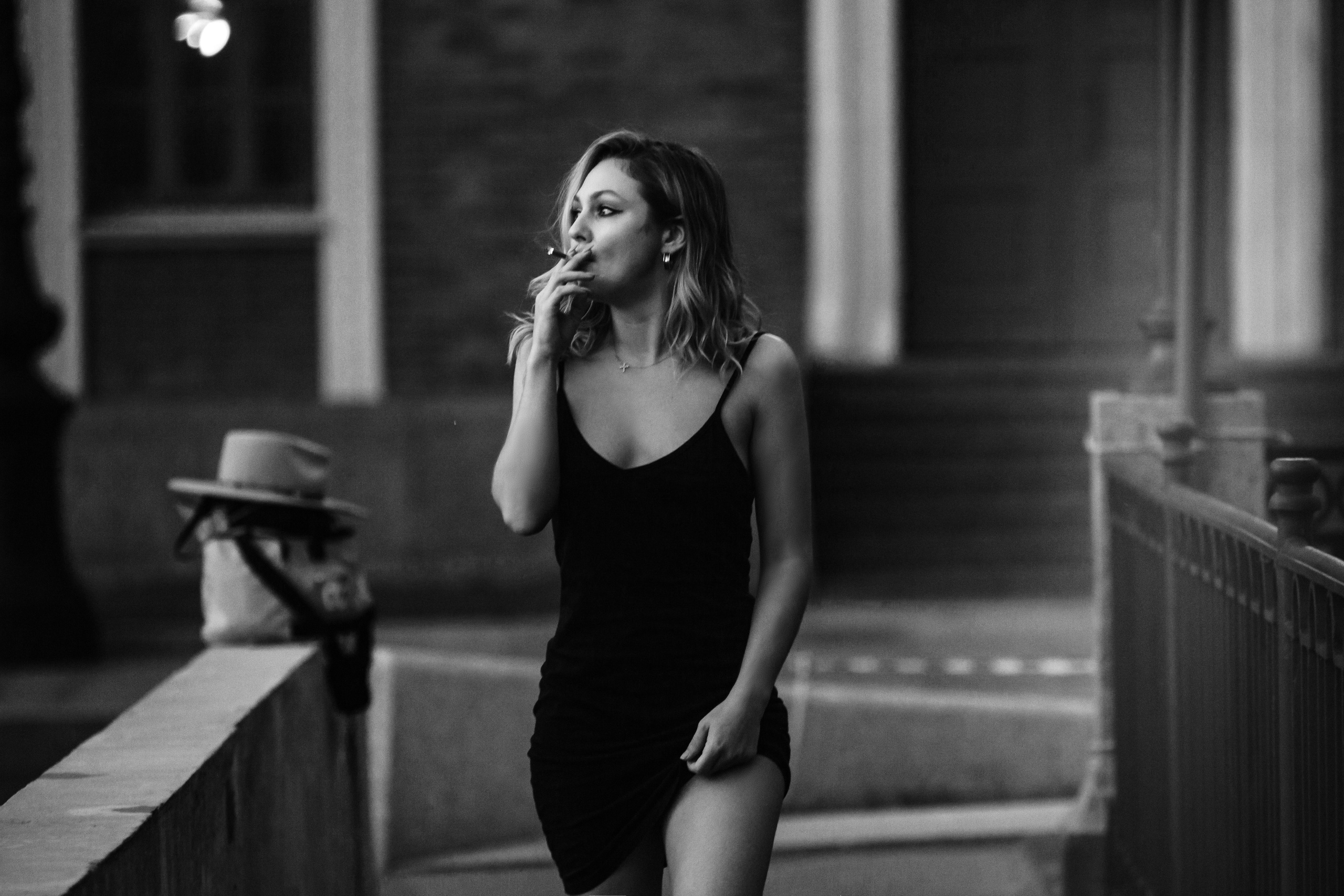 Девушка с сигаретой гуляет по городу