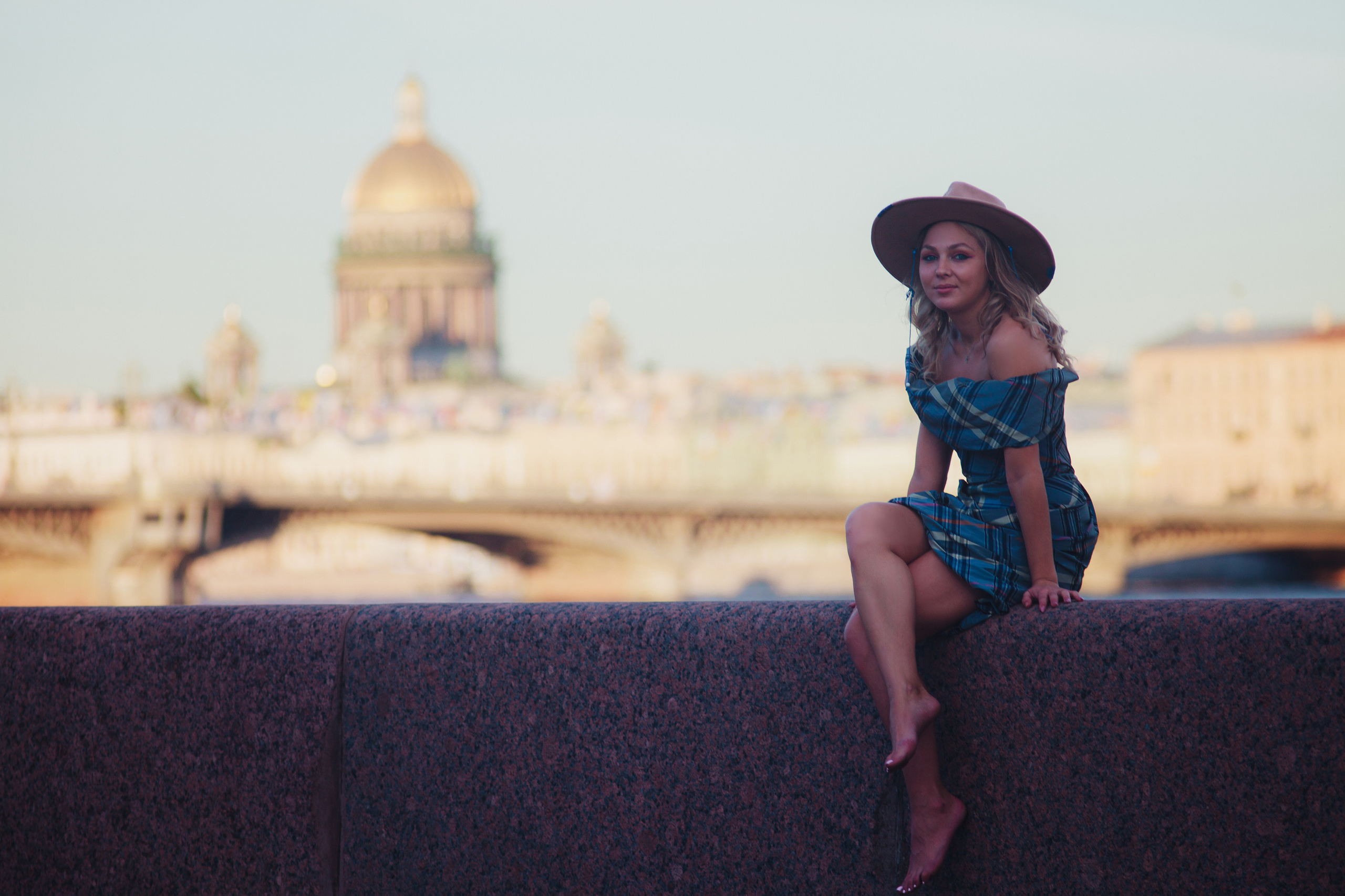 Девушка в шляпке и платье на фоне Питера