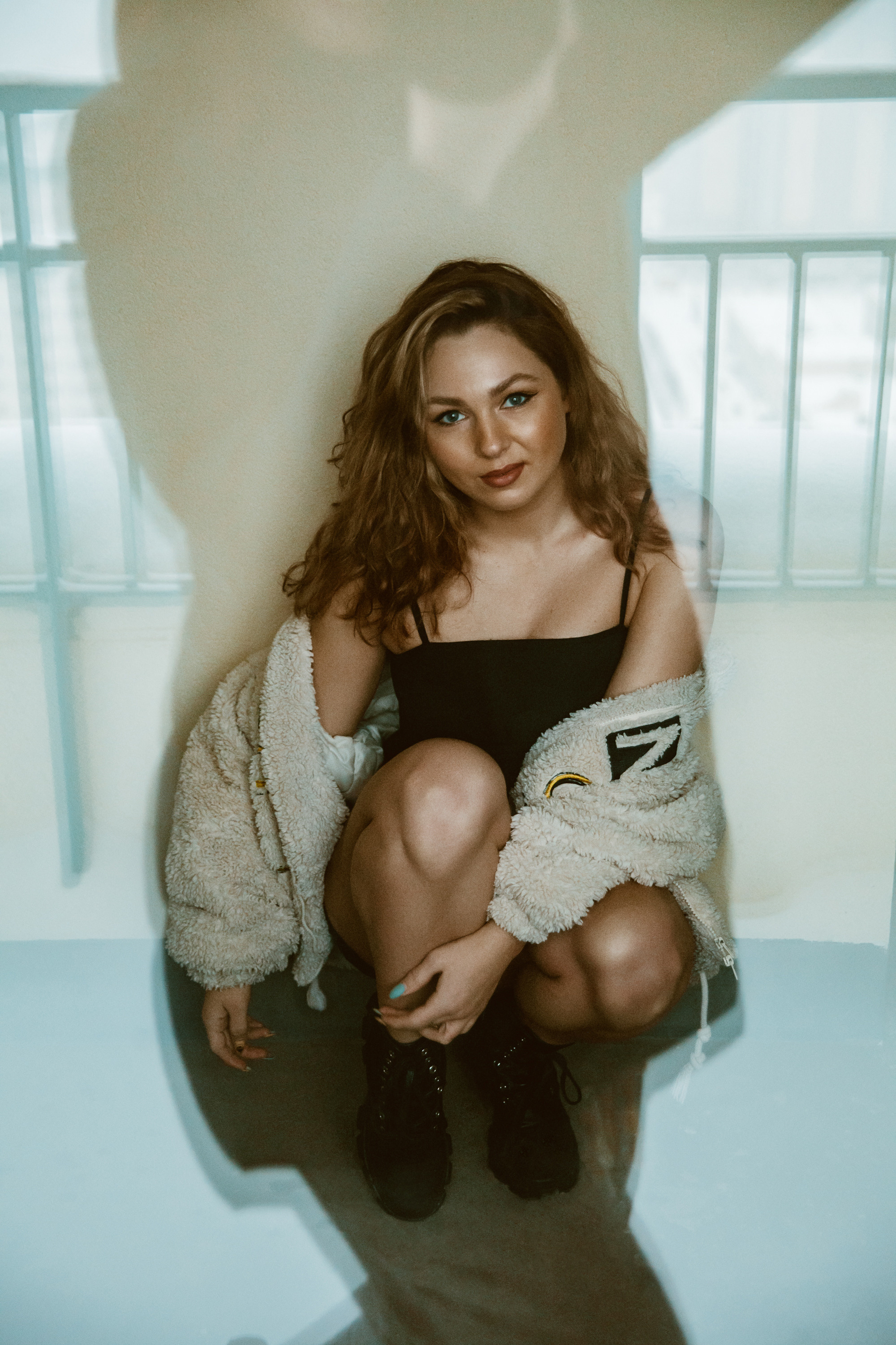 Девушка блондинка сквозь отражения в окнах