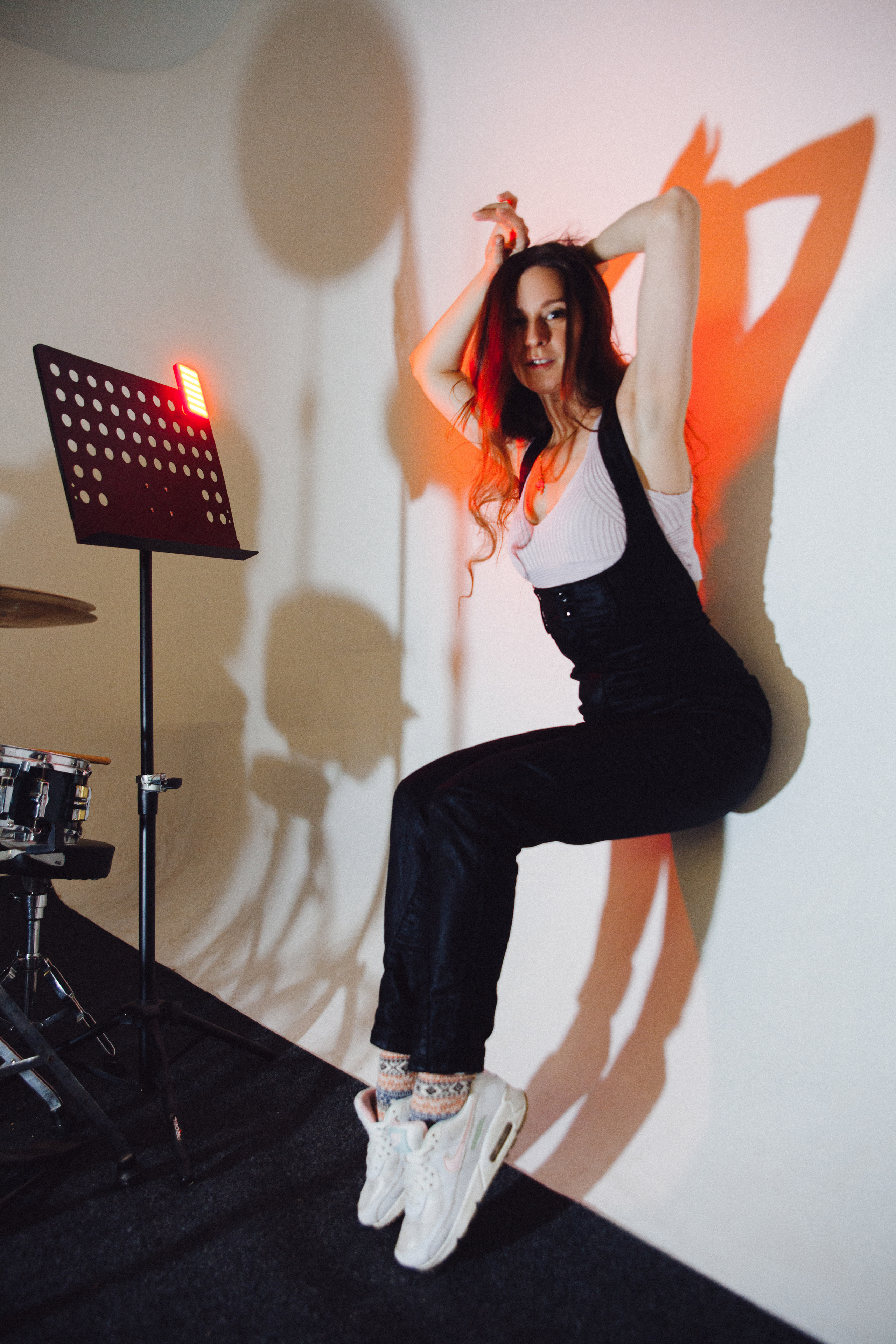 Девушка музыкант на фоне инструментов