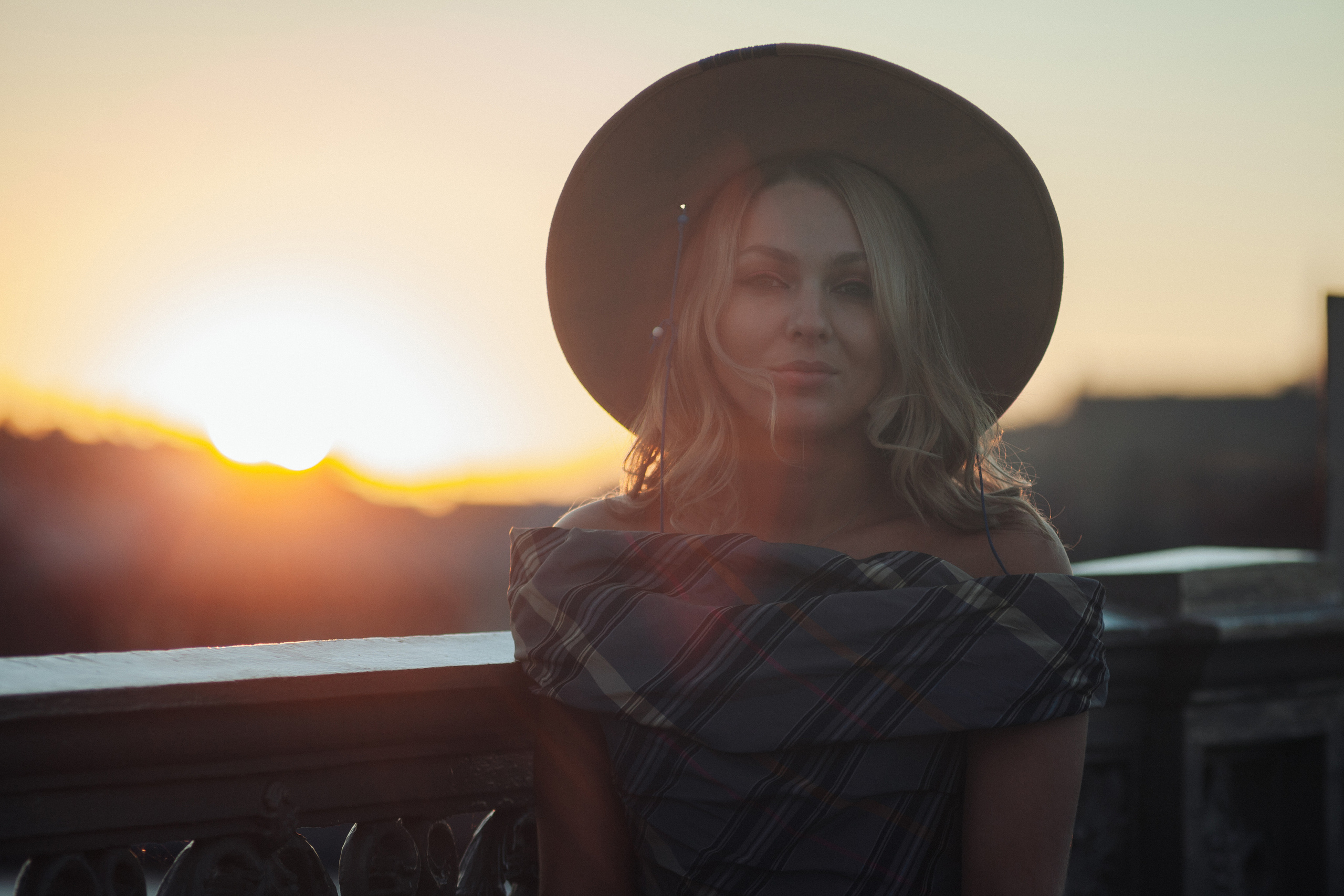 Девушка в шляпе на фоне заката