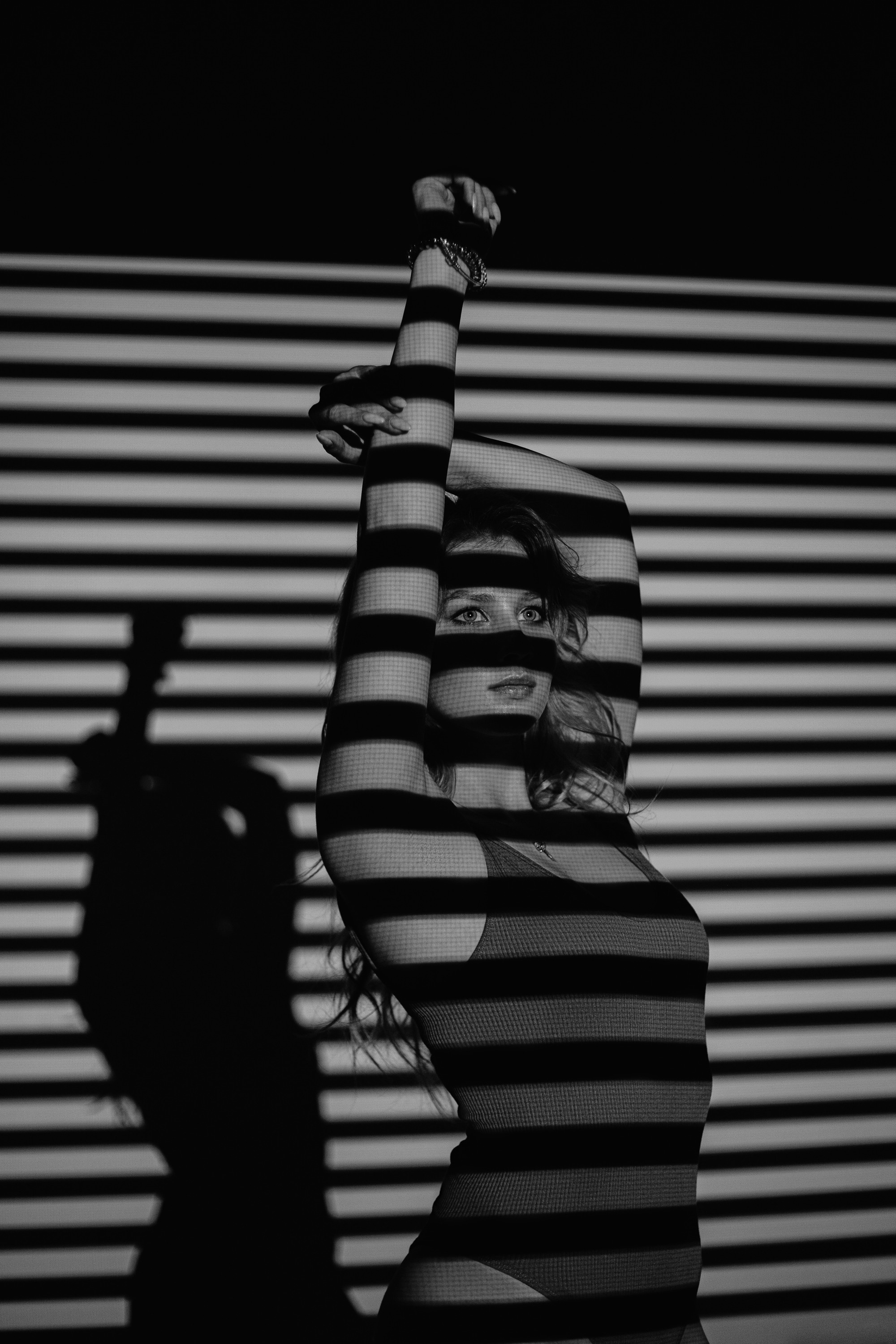 Красивая девушка на фоне проектора