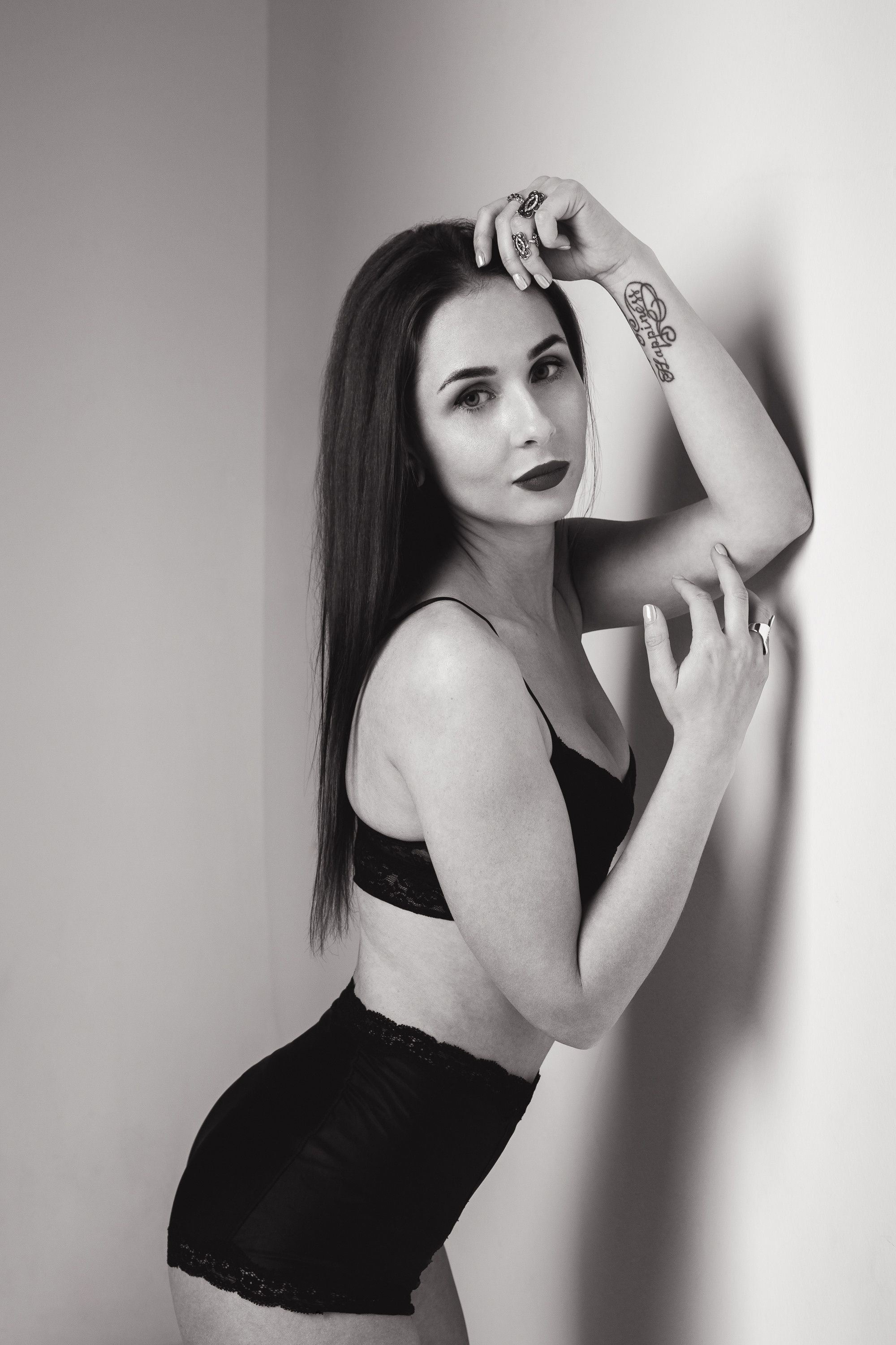 Девушка в черном белье на минималистичном фоне