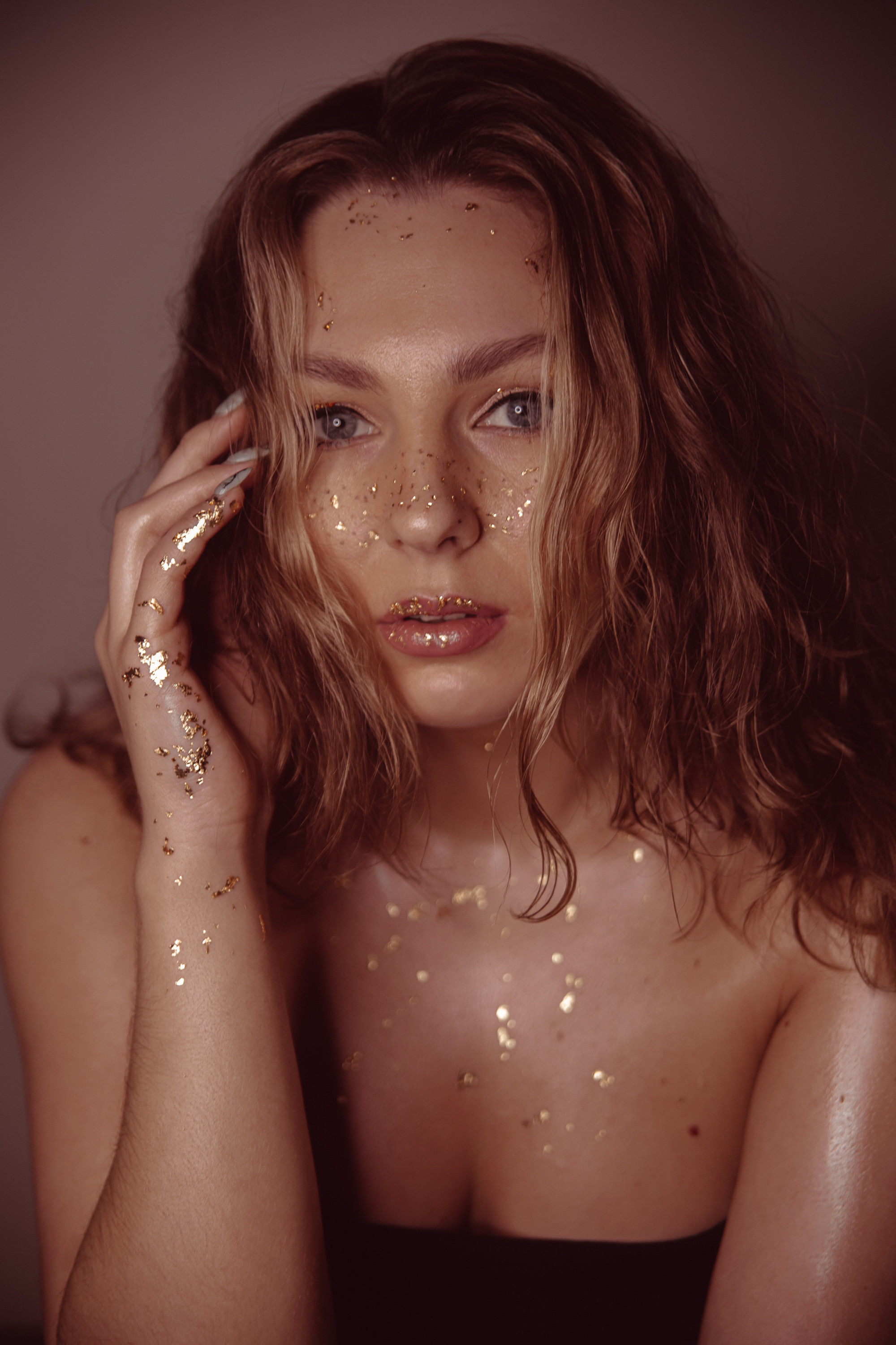 Девушка с золотыми блёстками на теле