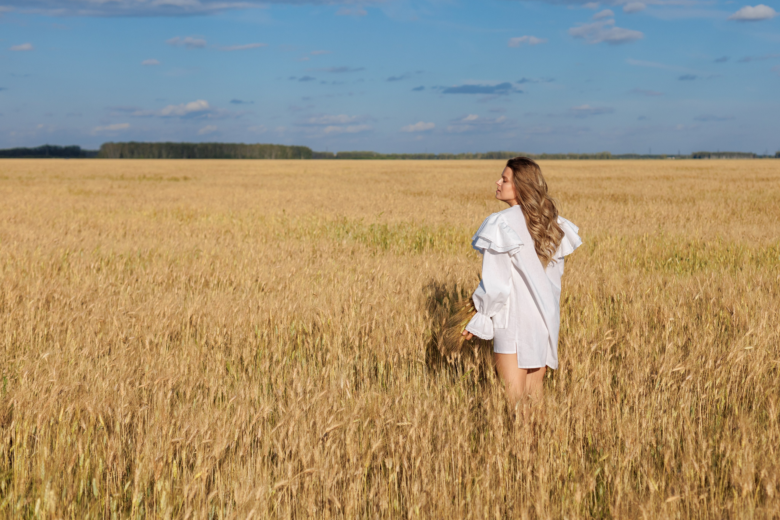 Татьяна в поле. Ирина Мезенцева | Женский и предметный фотограф | г. Омск