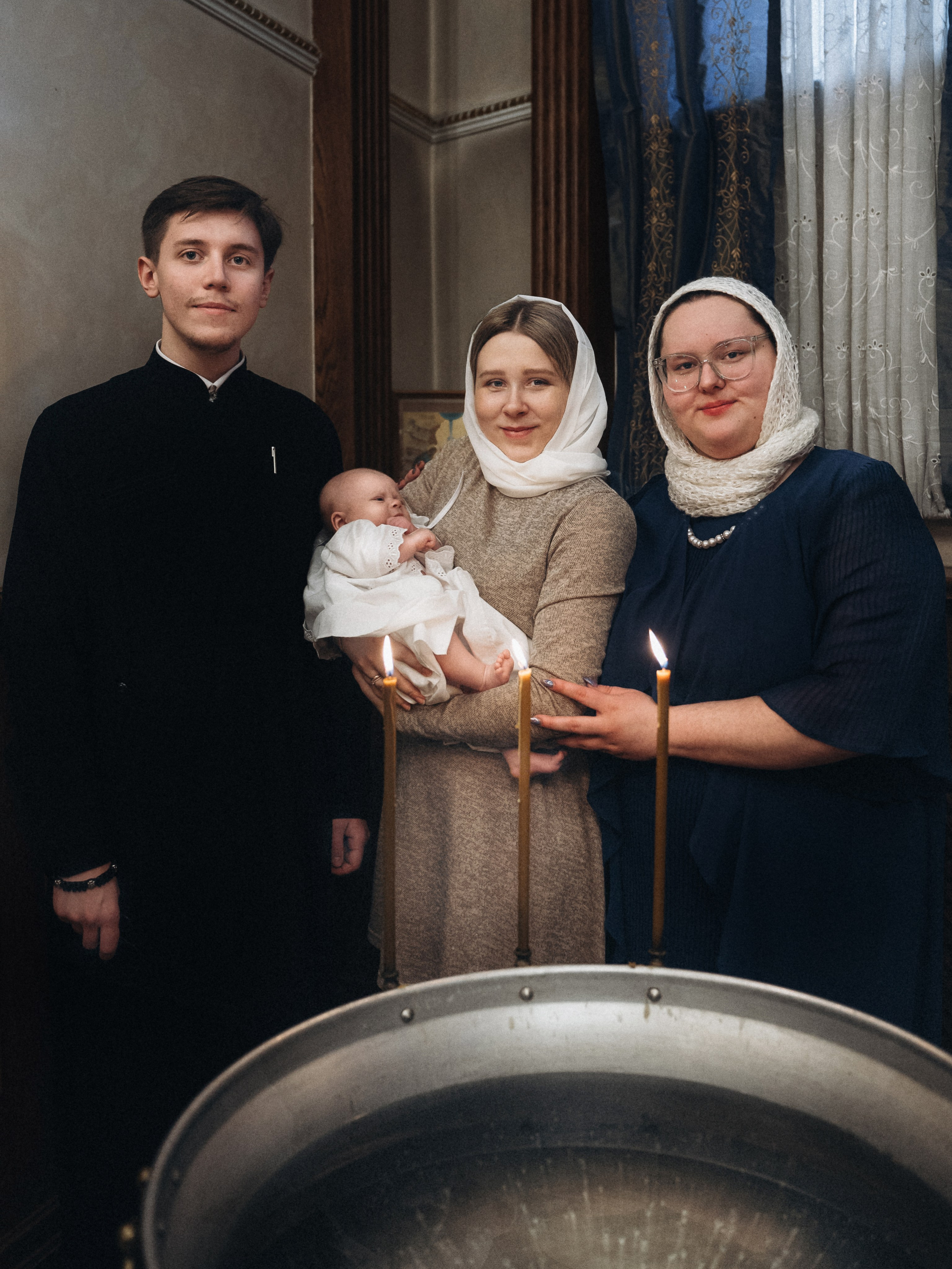 фотосессия крещения, фотограф таинства крещения Москва, ребенок с мамой крещение, фотограф на крещение Королев,  фотограф на таинство Крещения Мытищи, фотограф крещения Мытищи