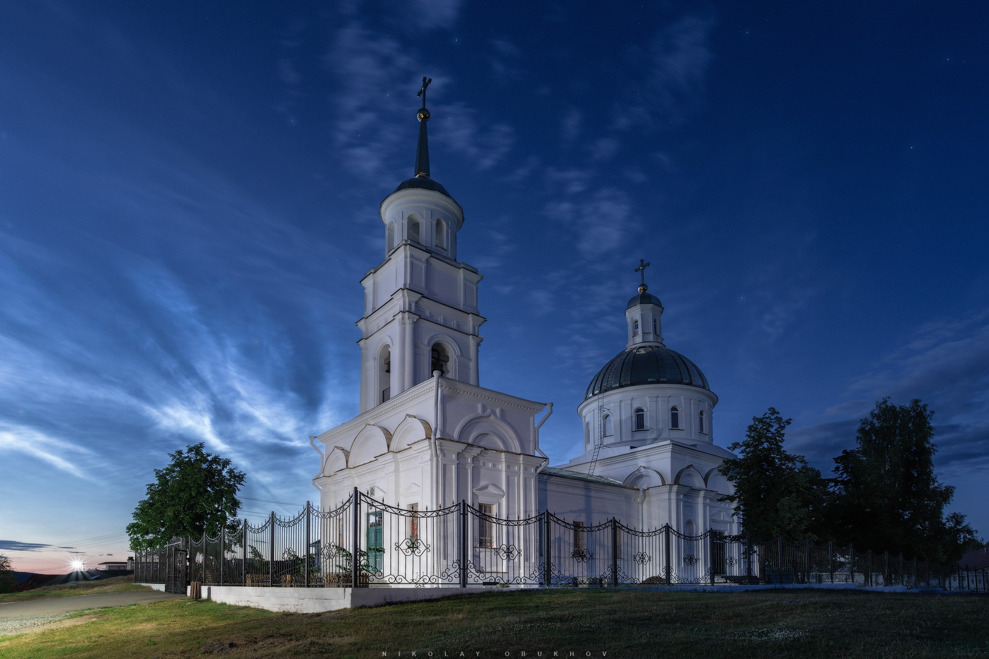 Храм Петра и Павла в Черноисточинске на фоне неба с серебристыми облаками.