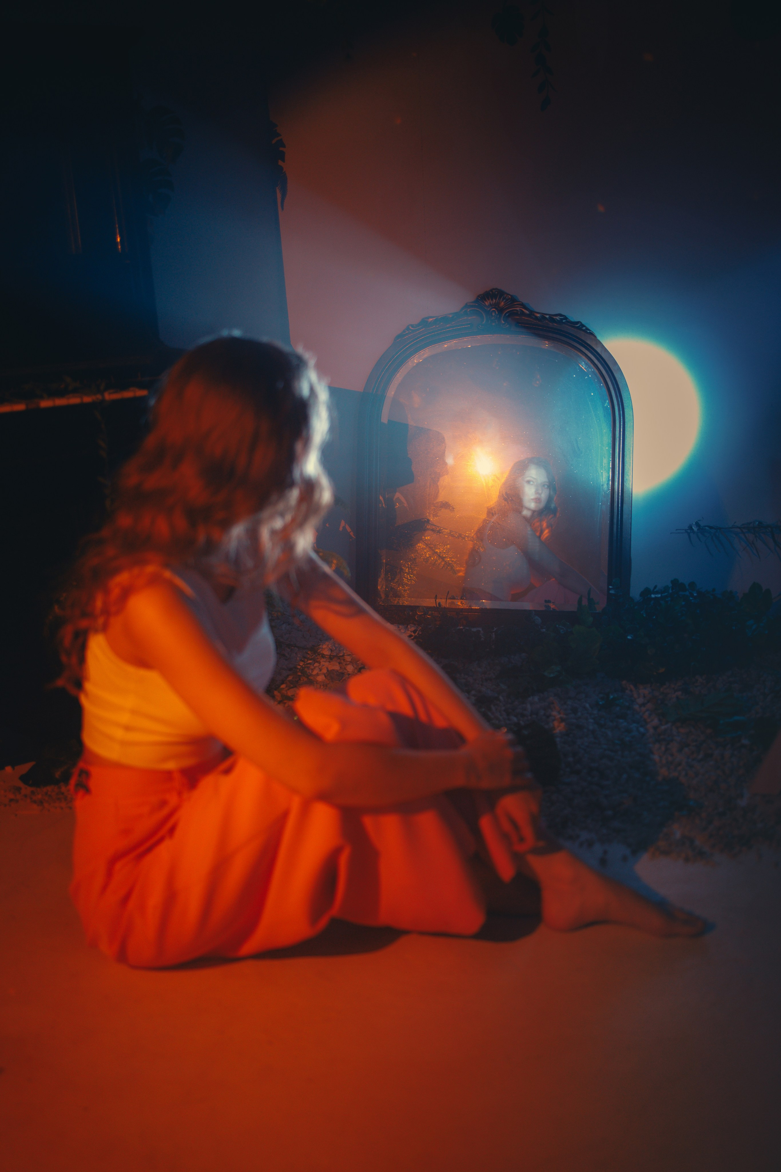 Фотосессия девушки в цветном свете. Выпускные альбомы в Серпухове