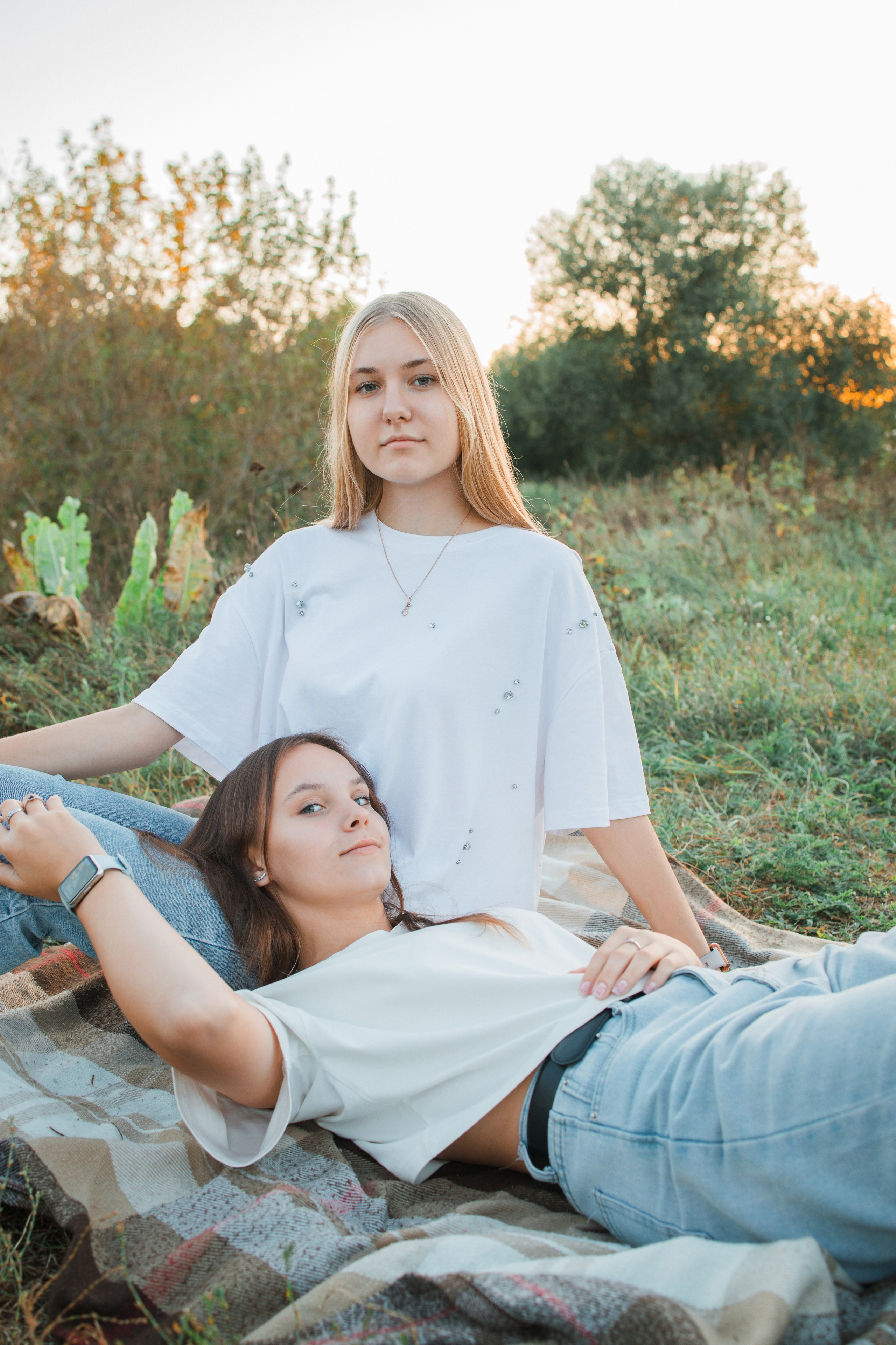 Прогулочная фотосессия на выпускной альбом с 11 классом в Серпухове. Выпускные альбомы в Серпухове