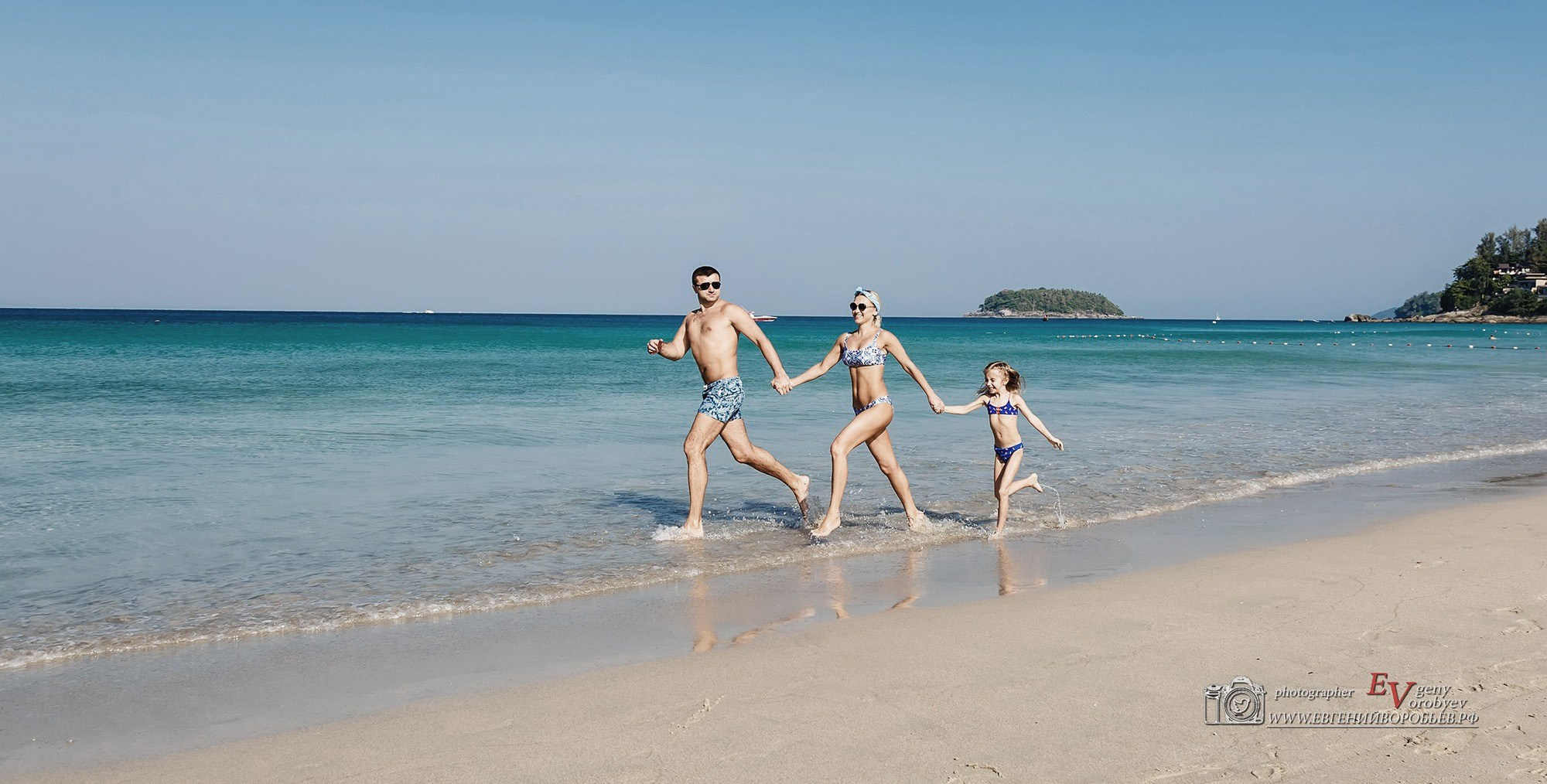 семейная фотосессия Пхукет фотограф пляж Ката Карон Найхарн Патонг Найхарн Сурин море счастье радость идея место образ пример фото позы для фотосессии Phuket Naiharn Kata Karon Patong Surin заказать фотосъёмку цена детская фотосессия