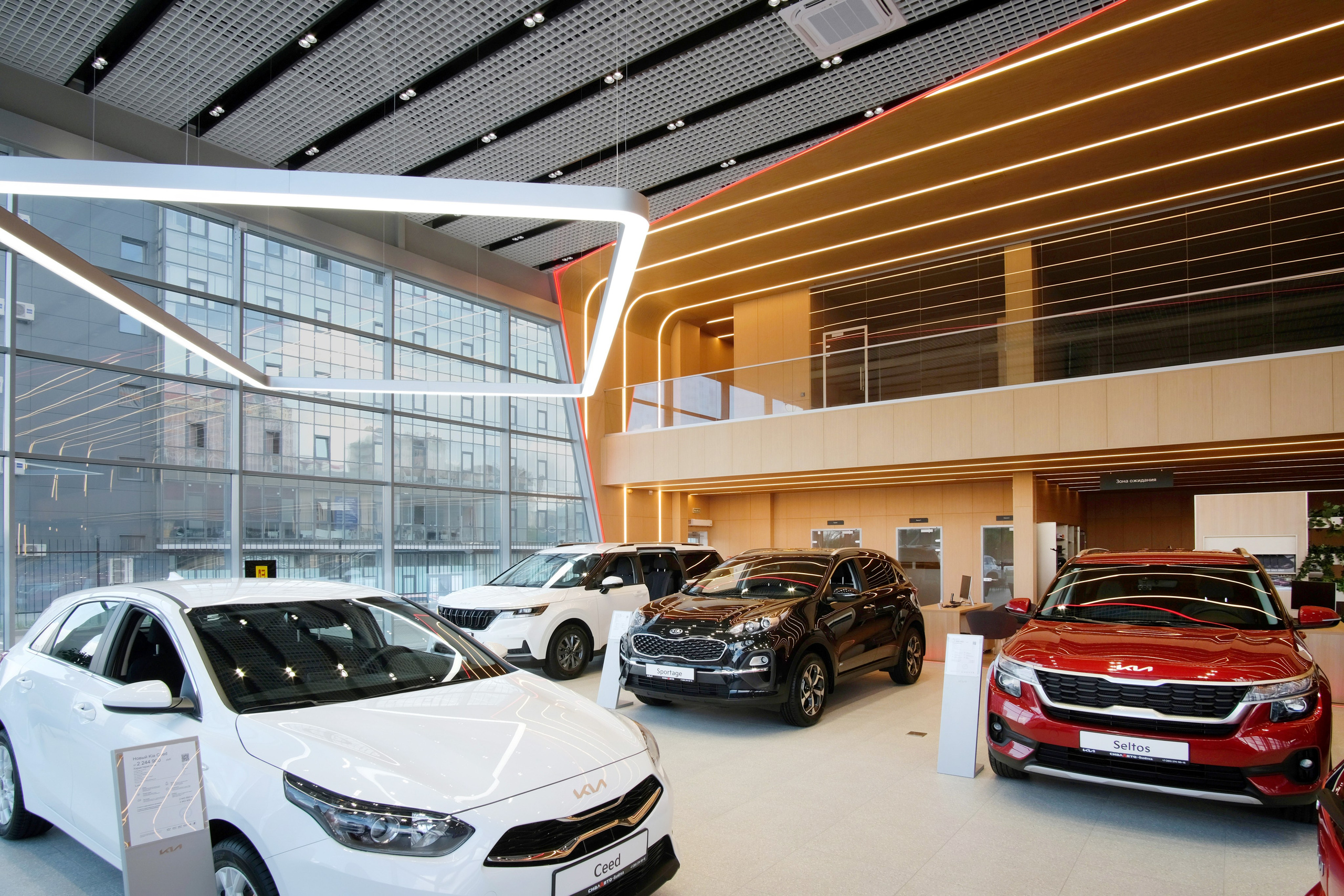 Фотография автосалона с новыми автомобилями 