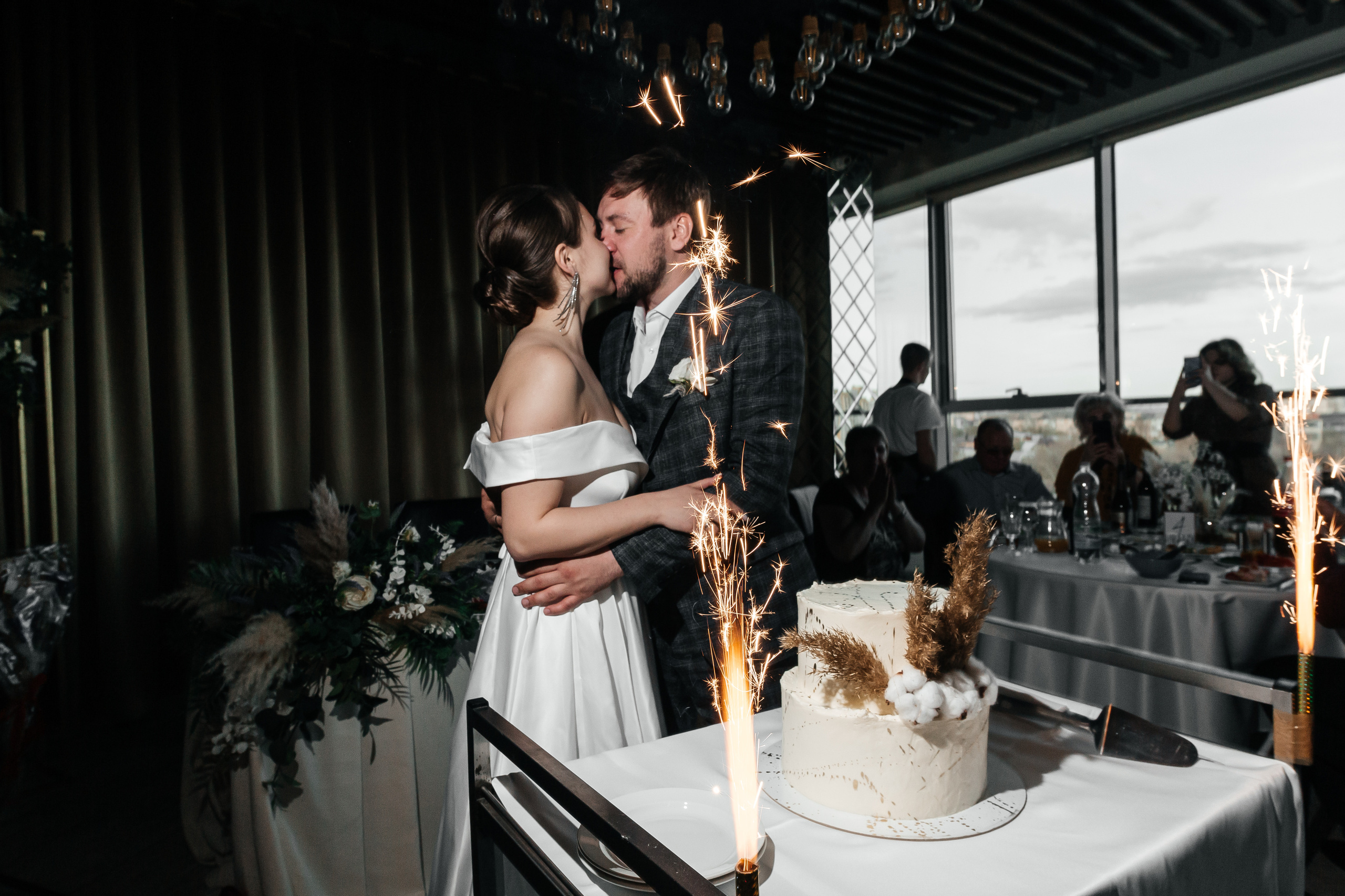 Дарья и Михаил — банкет в ресторане O2. Свадебный фотограф в Оренбурге Илья Володьков