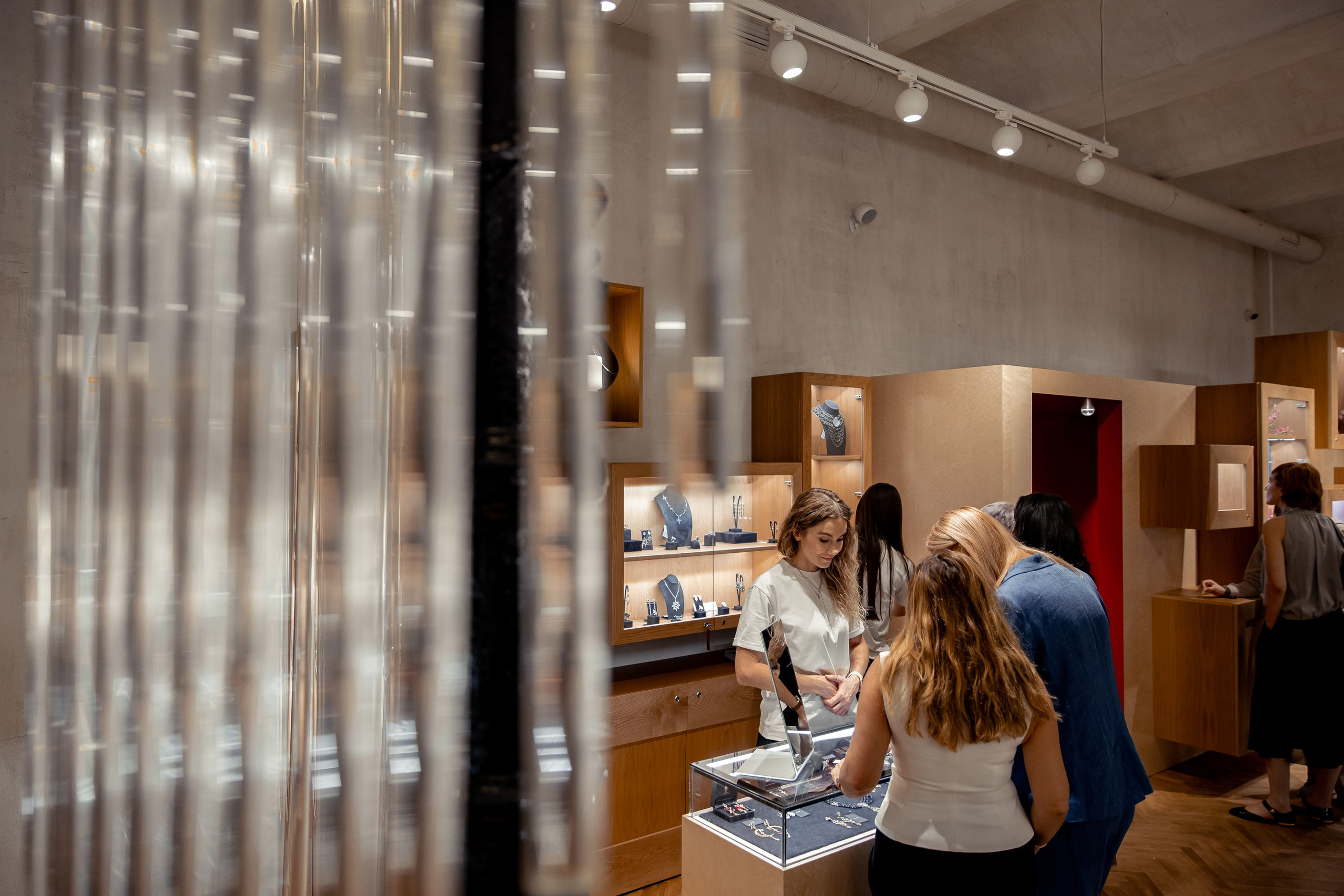 Презентация коллекции цветных драгоценностей в Le Noir. Главная