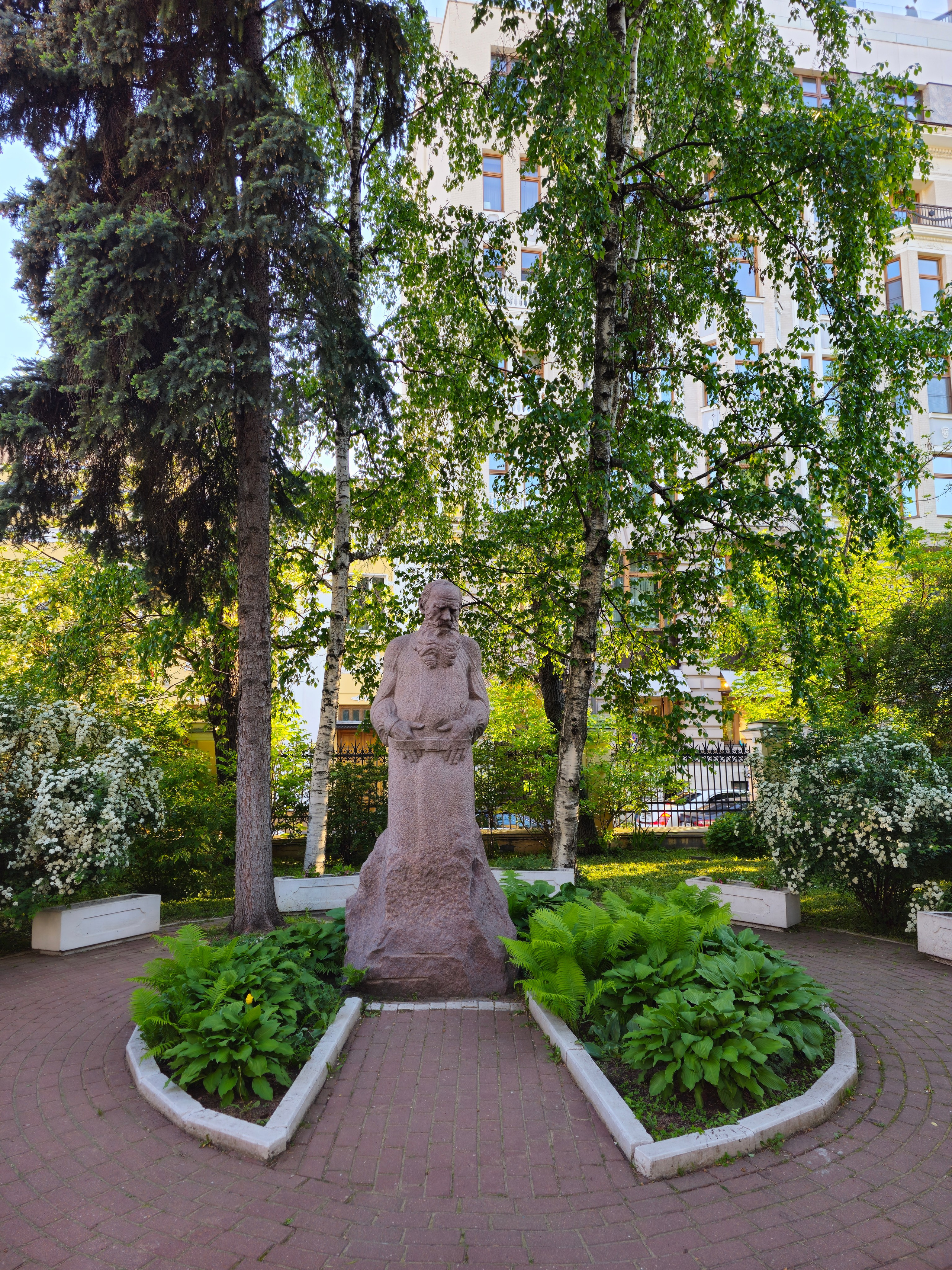 Установлен в Москве во дворе Государственного музея Л. Н. Толстого. Гранитная скульптура изготовлена в 1913 году скульптором С. Д. Меркуровым. На нынешнем месте стоит с 1972 года.