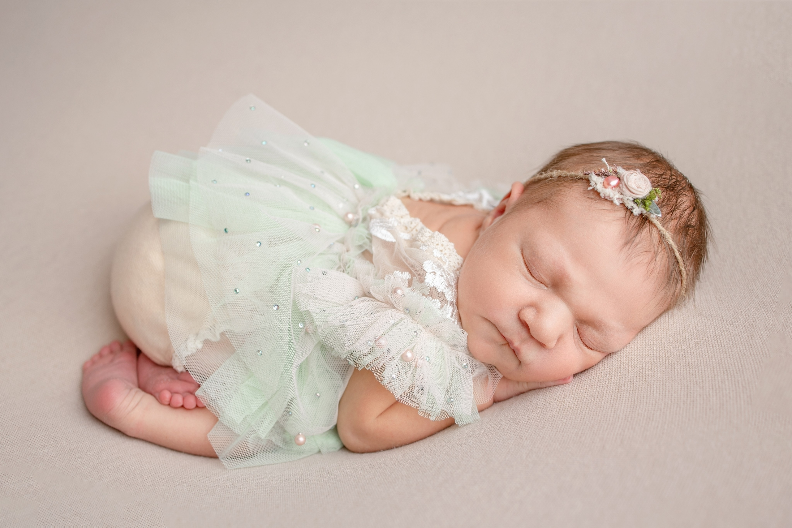 Нежная и милая фотосессия первых дней жизни Вашего ребенка в Минске. Фотограф новорождённых Минск — стоимость newborn фотосессии в Минске