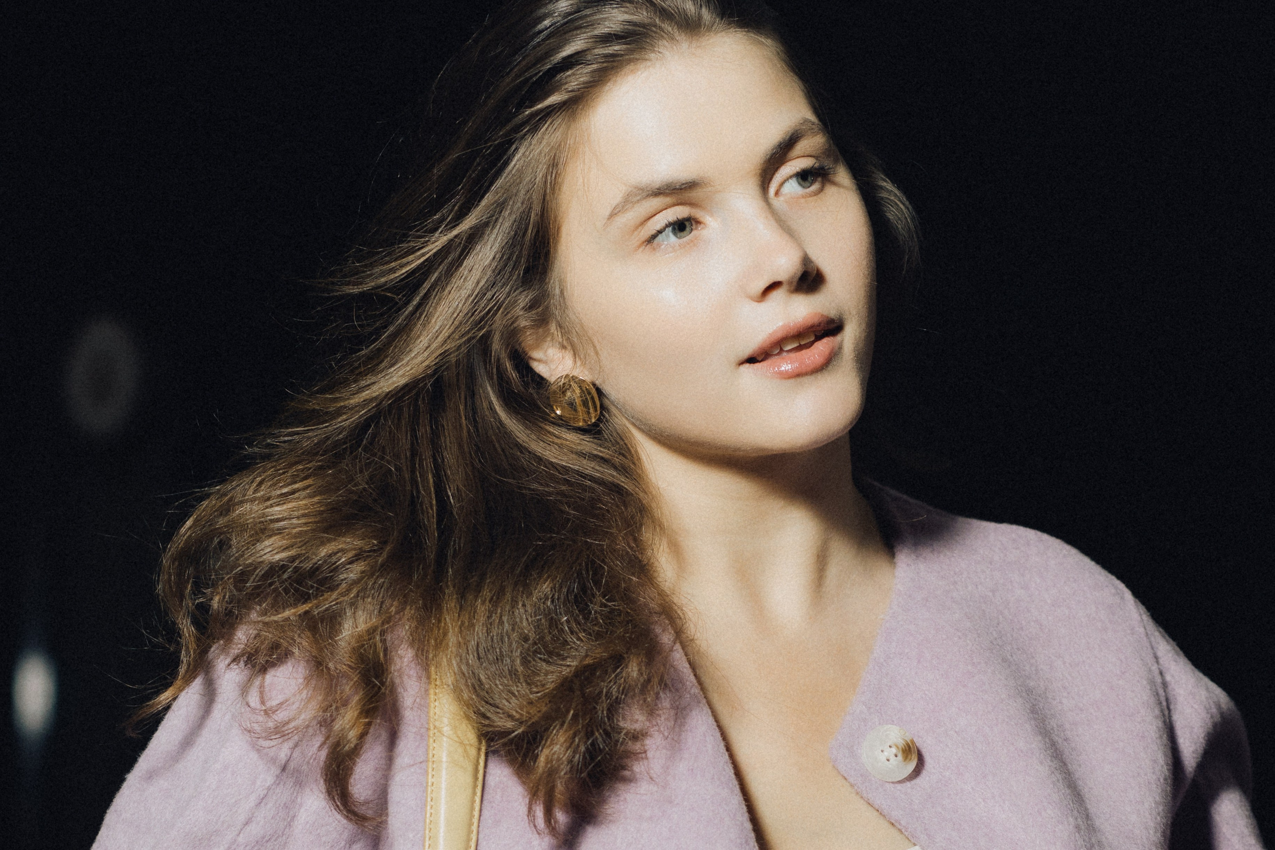 Портрет девушки с распущенными волосами в сиреневом жакете, мягкий свет. Фотограф в Пензе Александра Овечкина