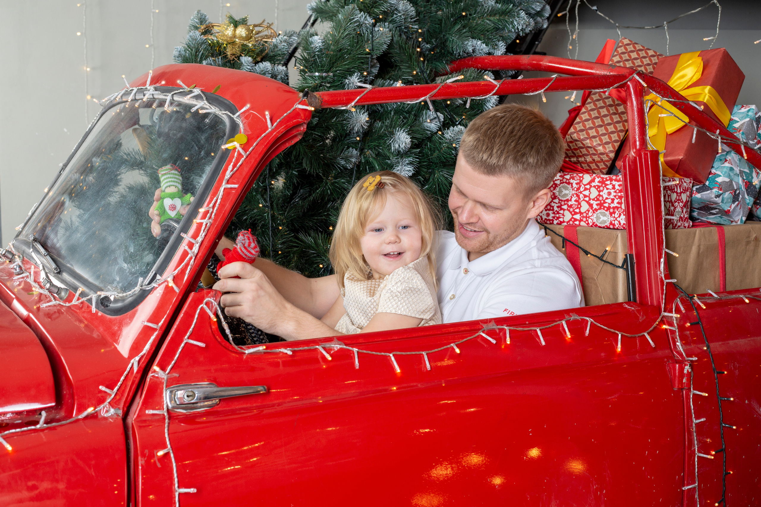 Новогодняя фотосессия в студии. Папа и дочка. Красный запорожец