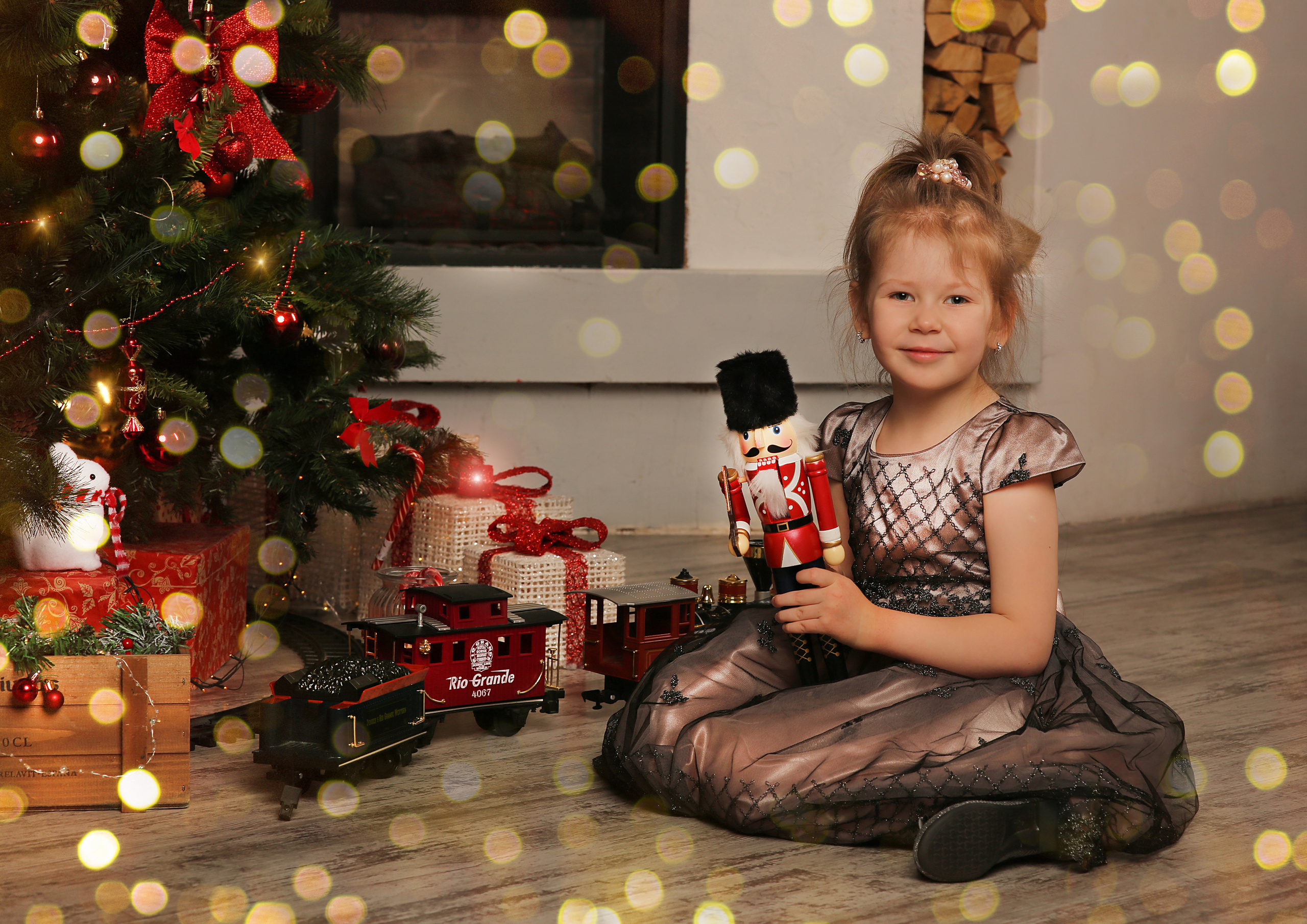 Фотосессия ребенка под елочкой с щелкунчиком. Подарочный сертификат на новогоднюю фотосессию