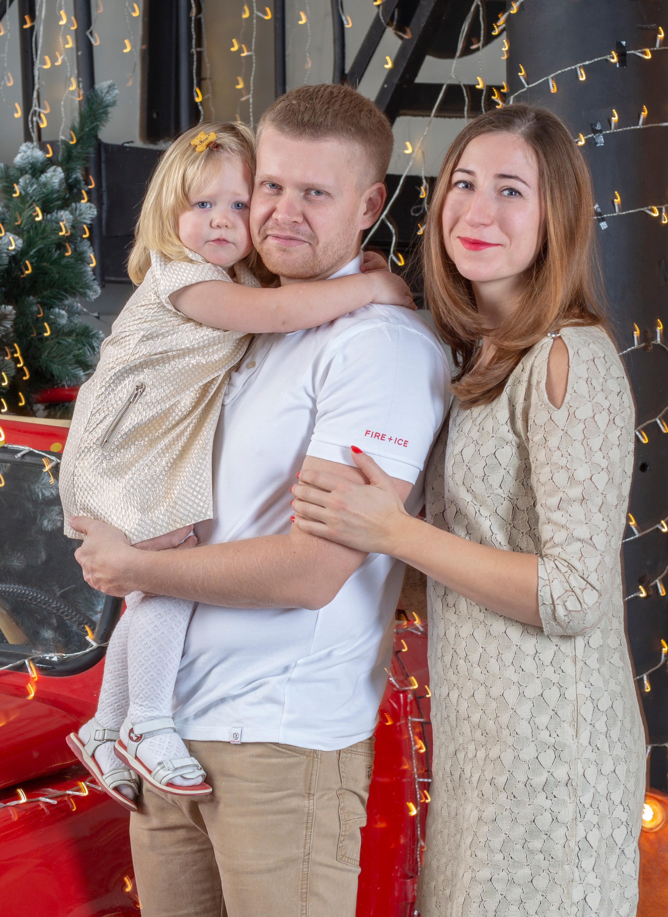 Счастливая семья в новогодней студии. Москва