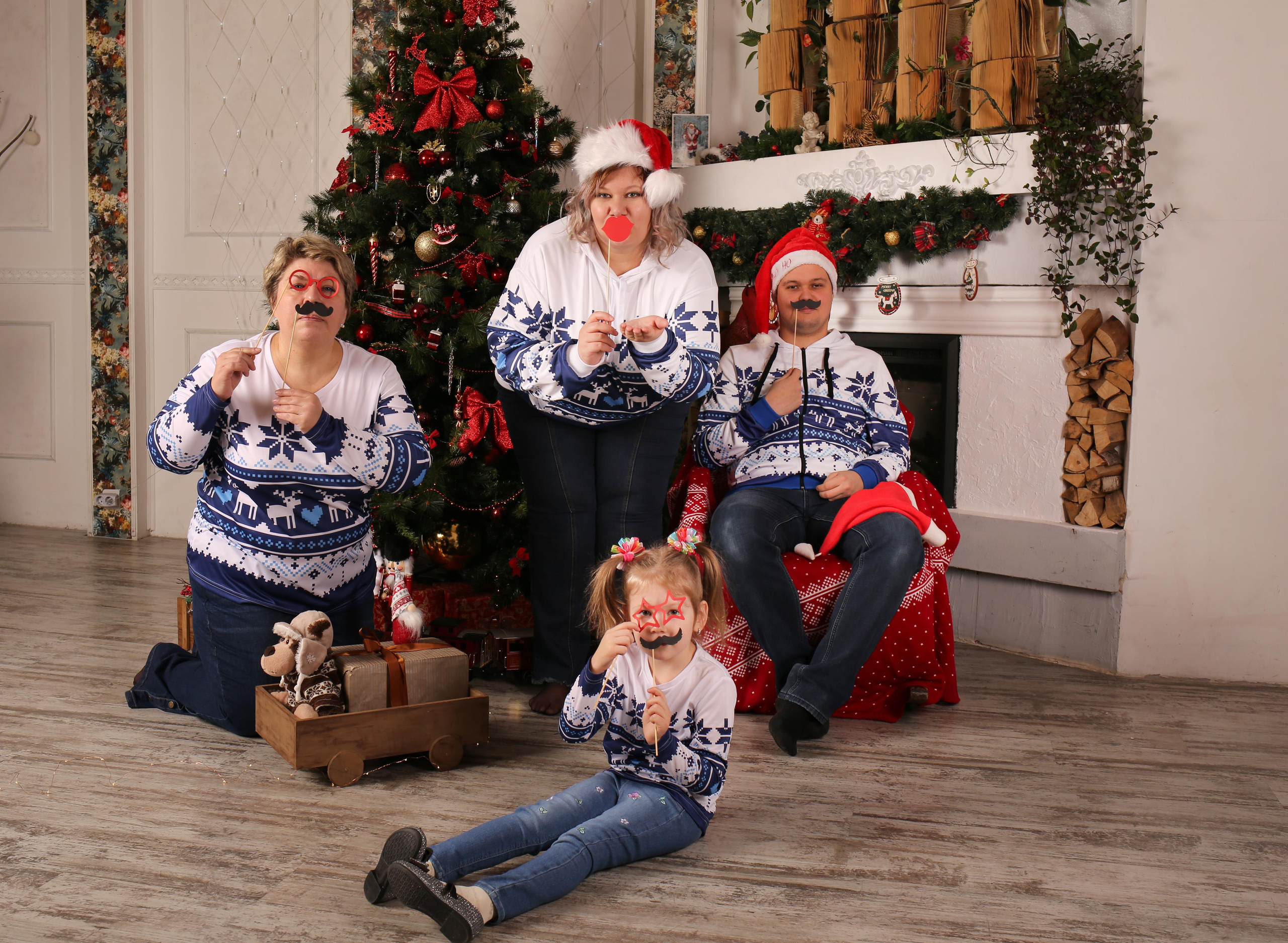 Новогодняя фотосессия всей семьи на фоне камина. Подарочный сертификат на новогоднюю фотосессию