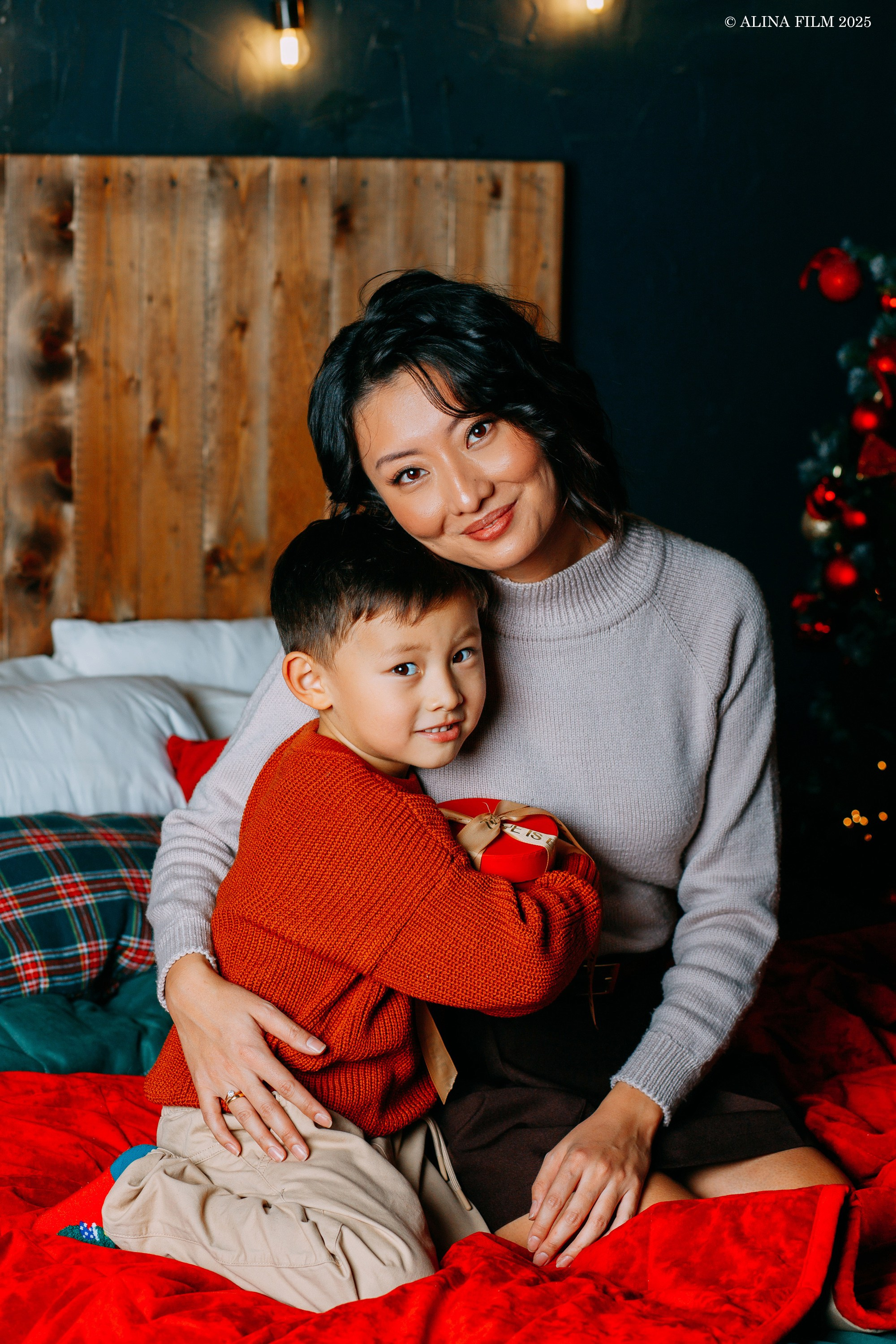 Новогодняя семейная фотосессия в темном зале. Фотограф в Санкт-Петербурге Alina Film