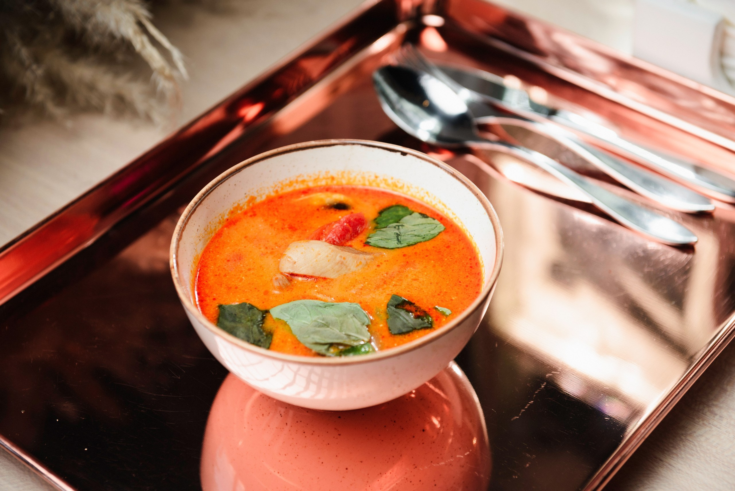 В данной фотосессии использовал реквизит, который был в ресторане. Идея и концепция съемки — мои. Как говорится, заказчик остался доволен.