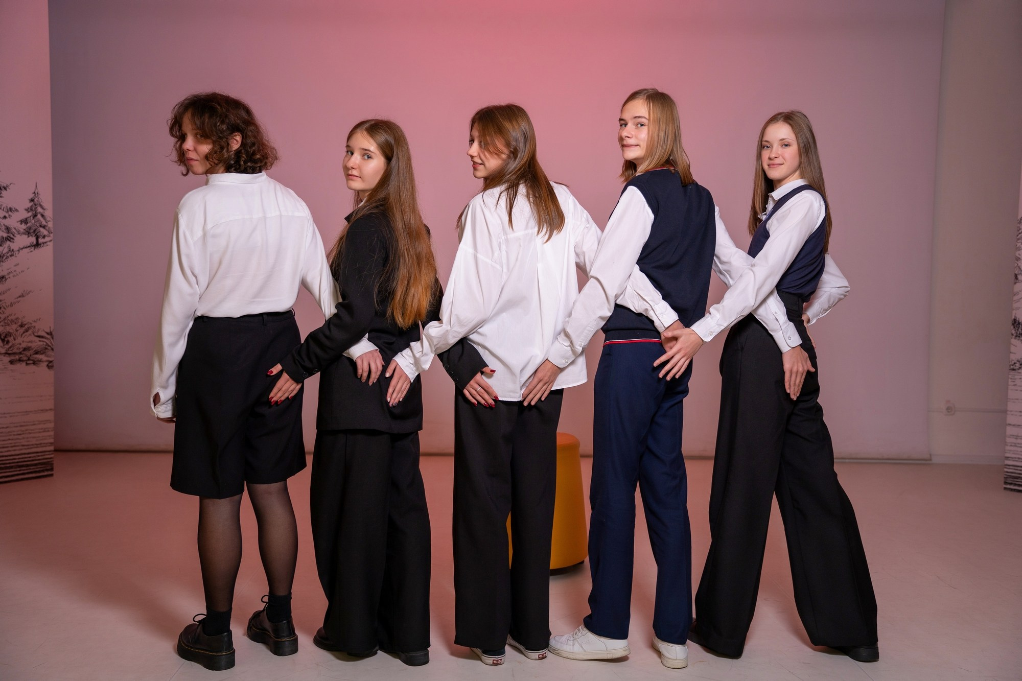 Фотосессия в школе с цветными фильтрами. СИГМА | Студия выпускных альбомов Красноярск