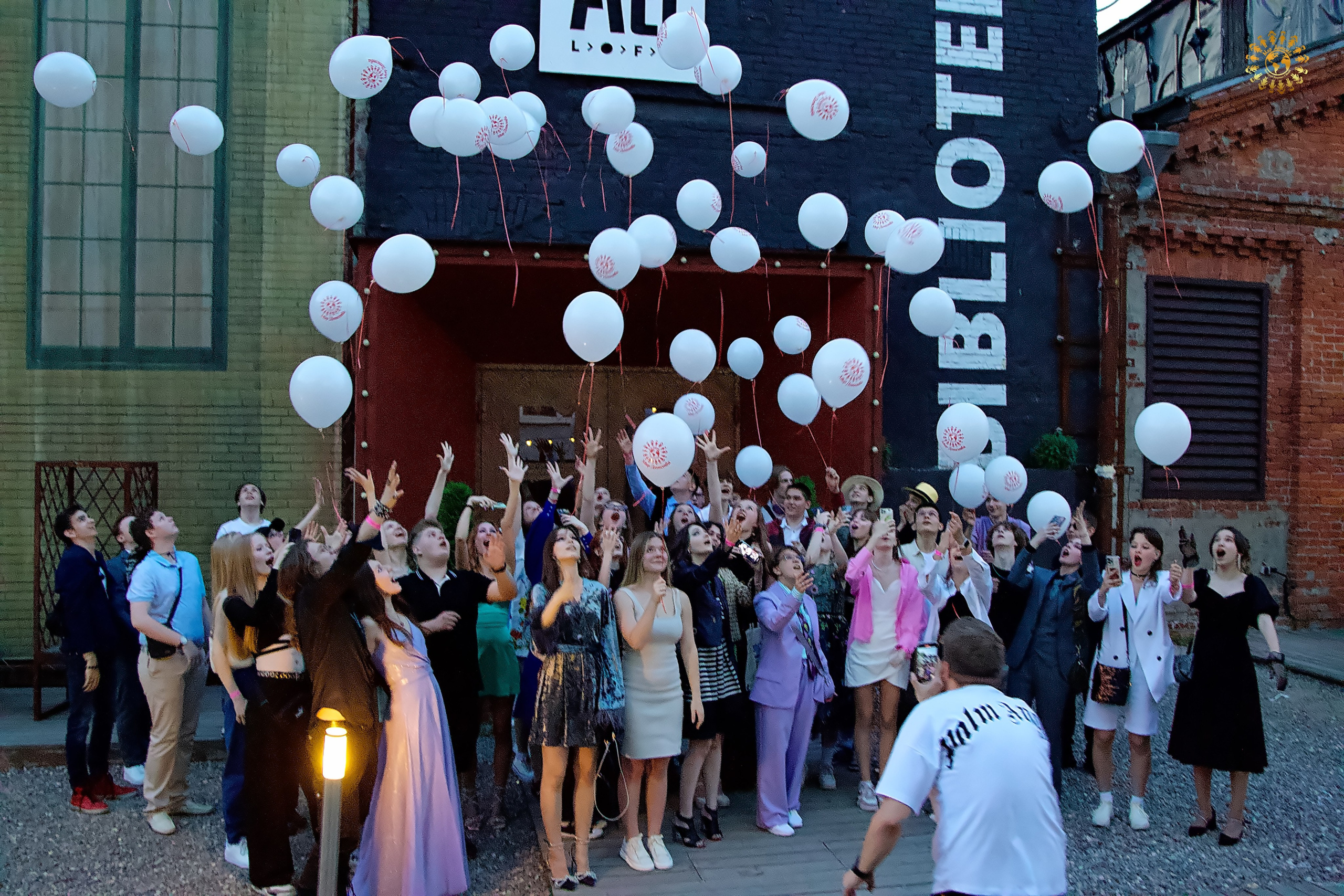 Выпускной 2023 (9-й класс, школа № 46). Loft Urban. Москва. Репортажная съемка в Москве и области. Анималистика