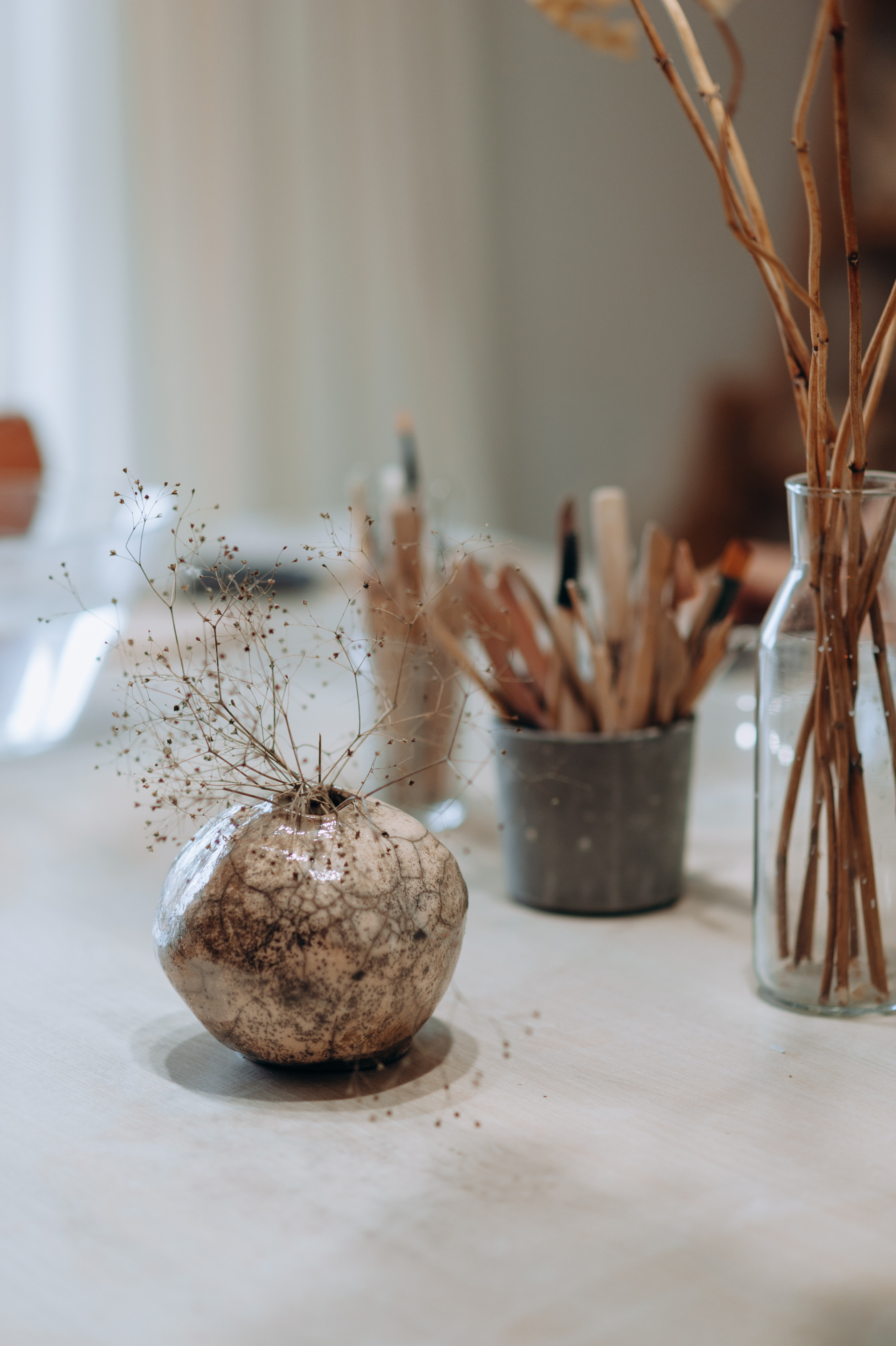 Ваза с трещинками из белой глины