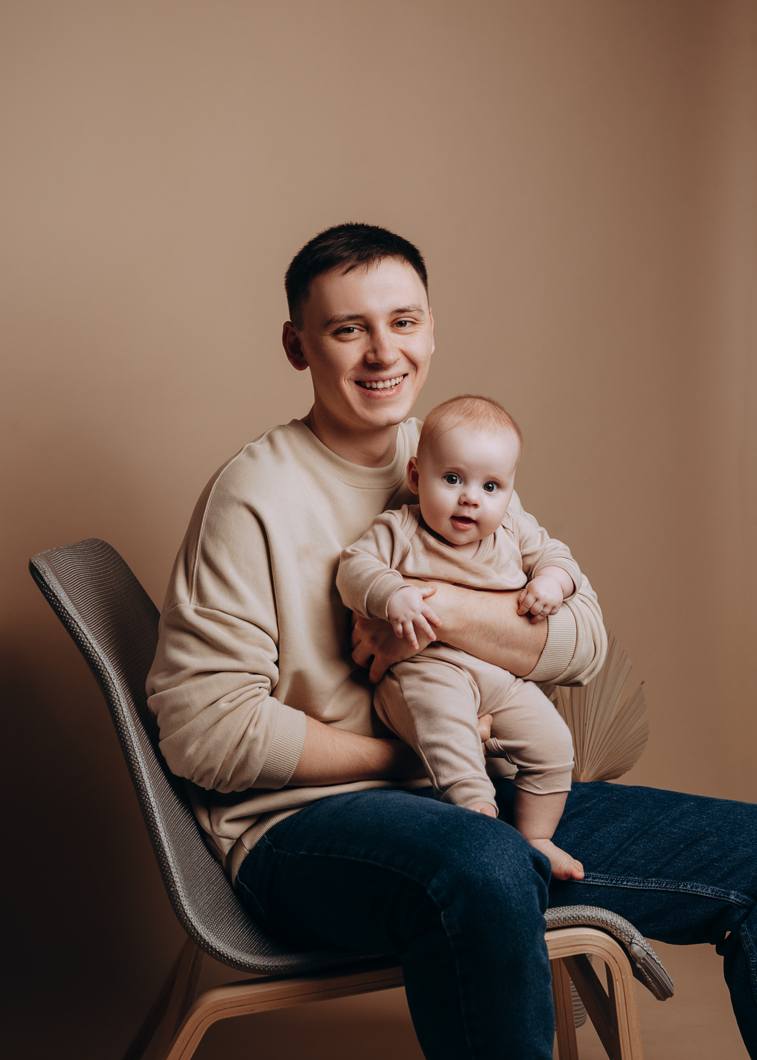 Папа с малышом на фотосессии в студии