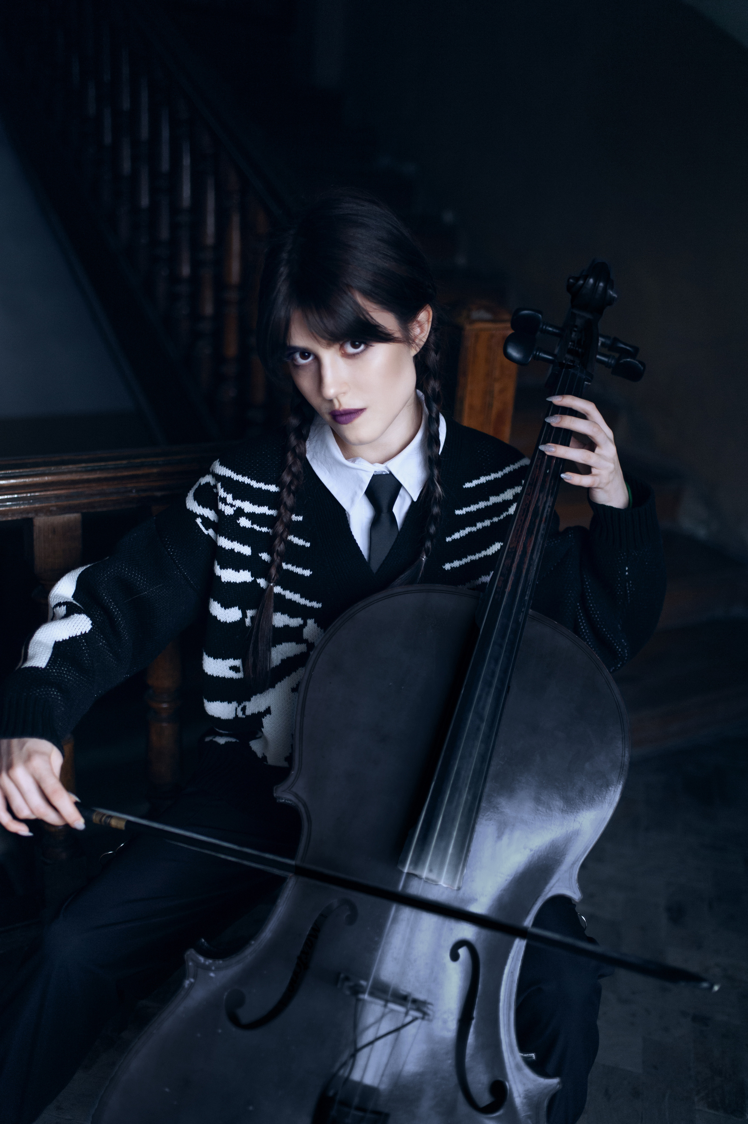 Косплей на Wednesday. Черная виолончель. Готический портрет