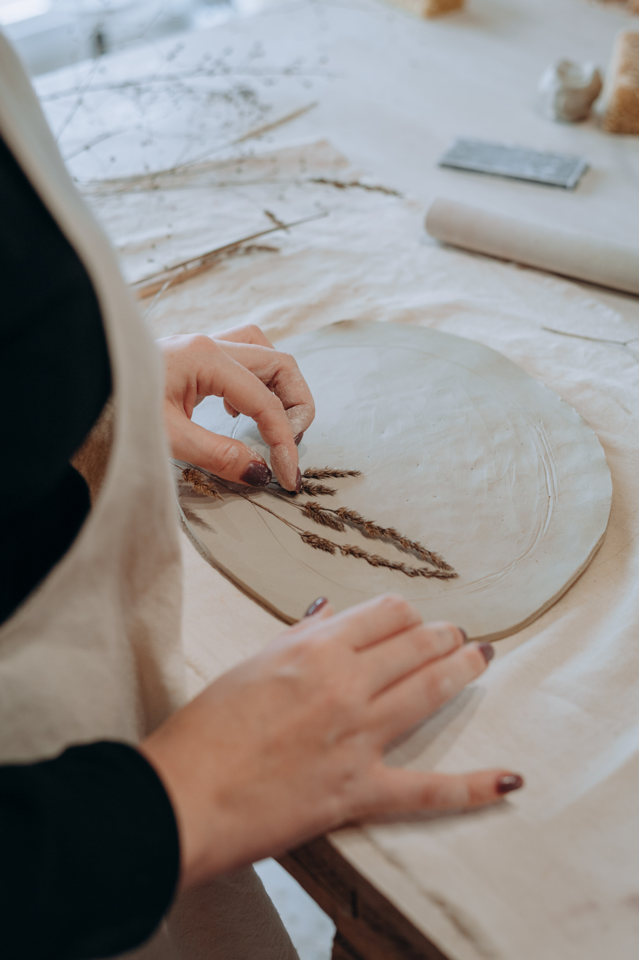 Цветочный узор на глиняной посуде. Белая глина