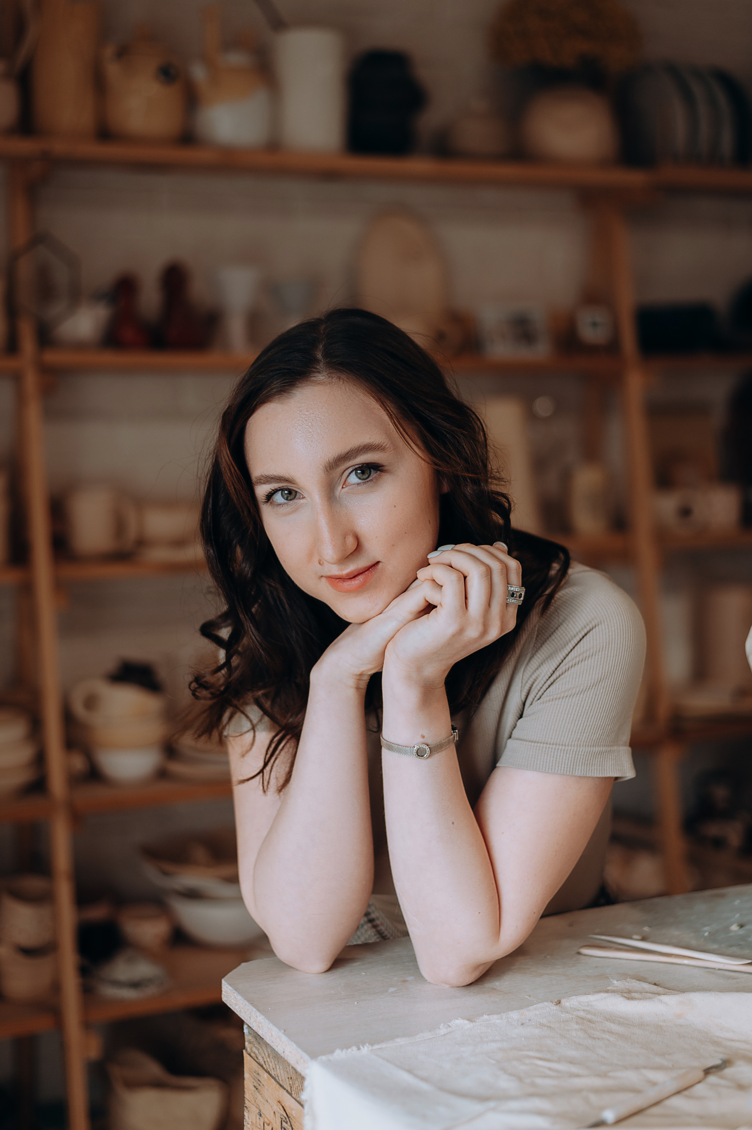 Женский портрет в студии по керамике