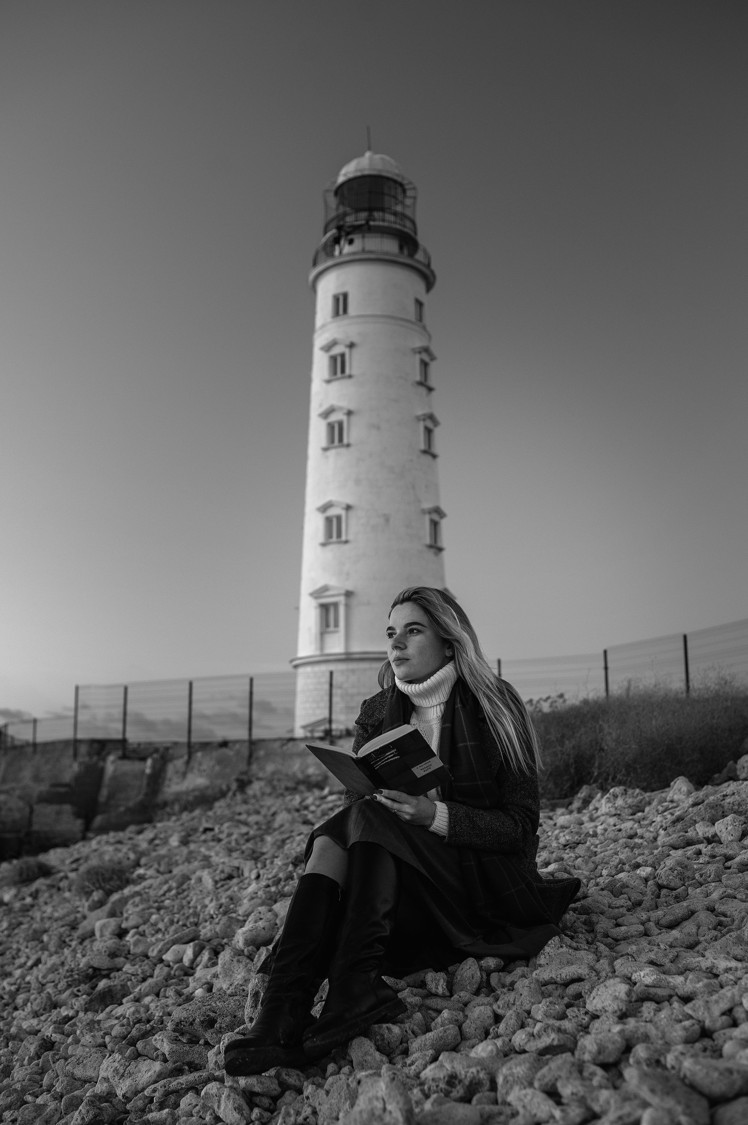 Девушка с книгой на фоне Херсонесского маяка, Севастополь, Крым