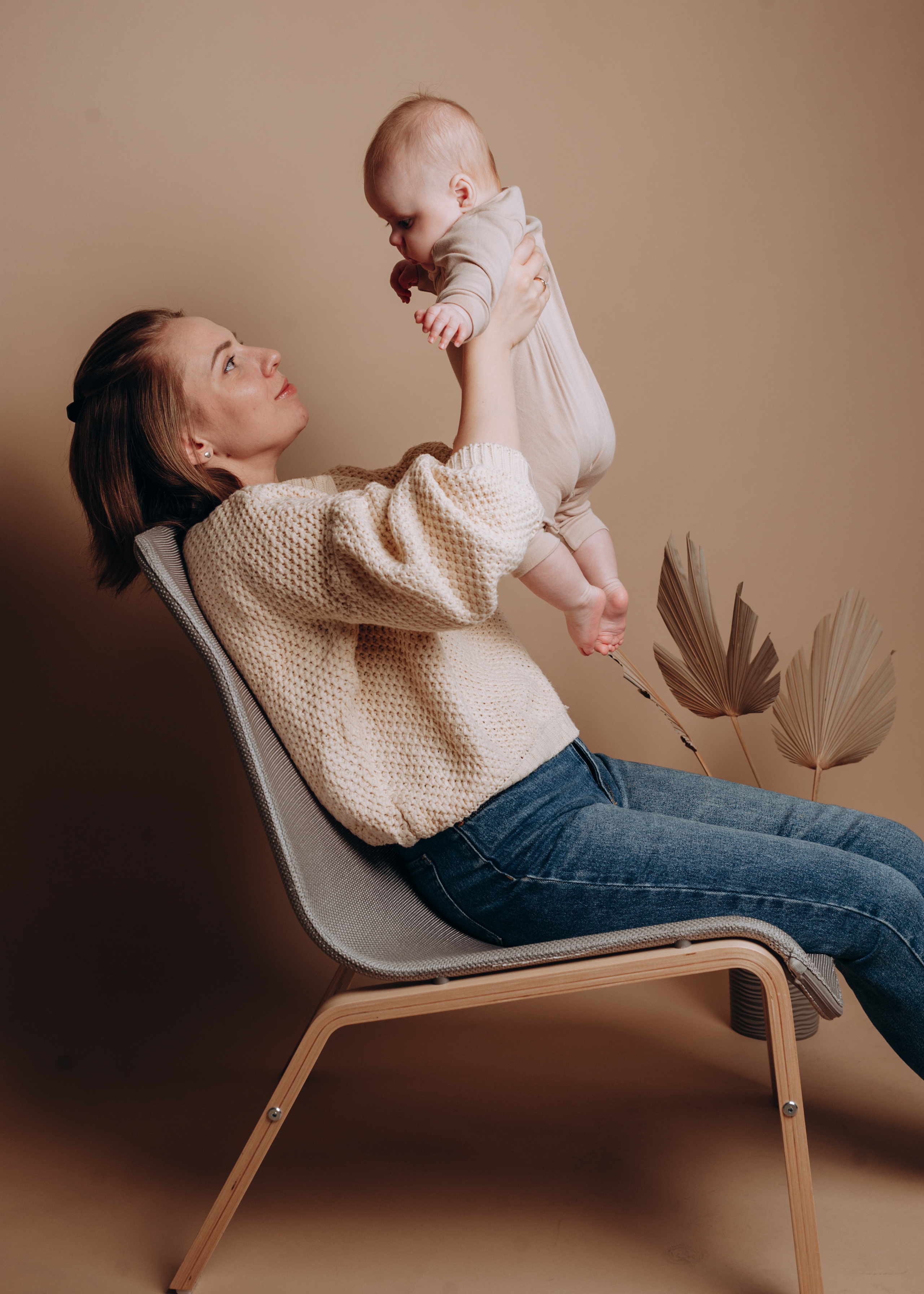 Мама с малышом на съемке в фотостудии