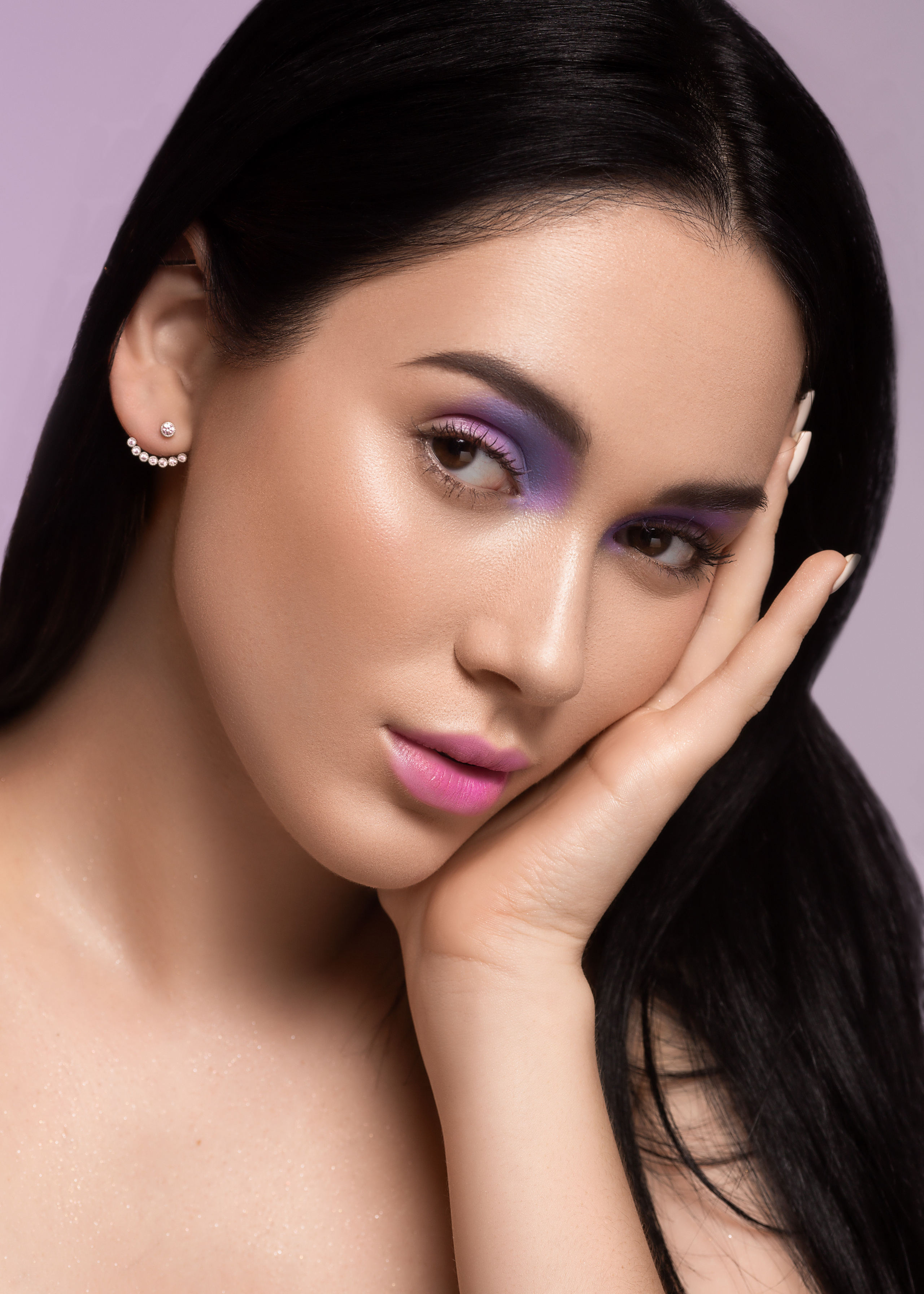 Женский бьюти портрет темноволосой девушки с макияжем
