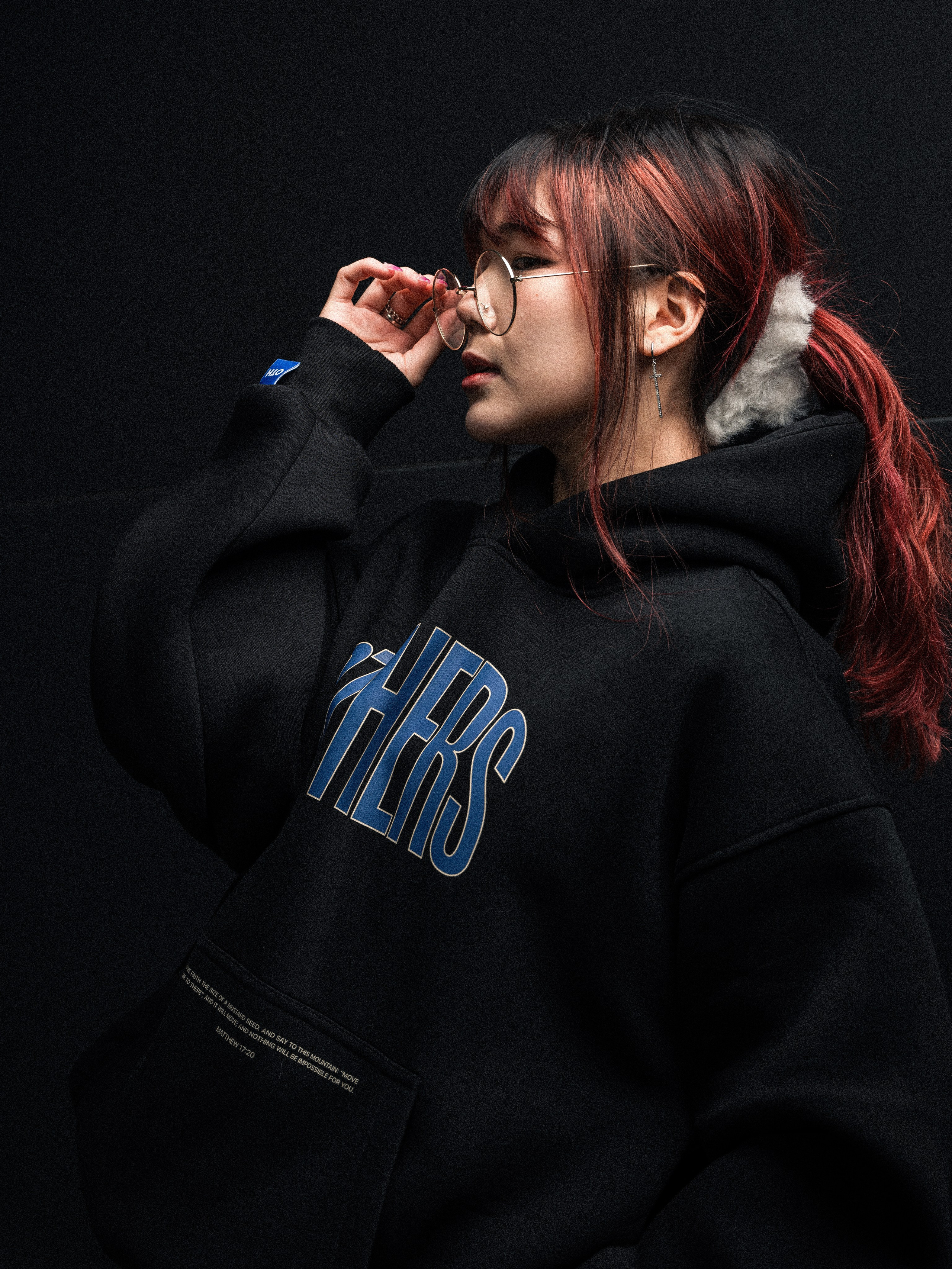 Женский портрет блогера MONIPULA для бренда OTHERS в Москве - фотограф Иван Саяпин