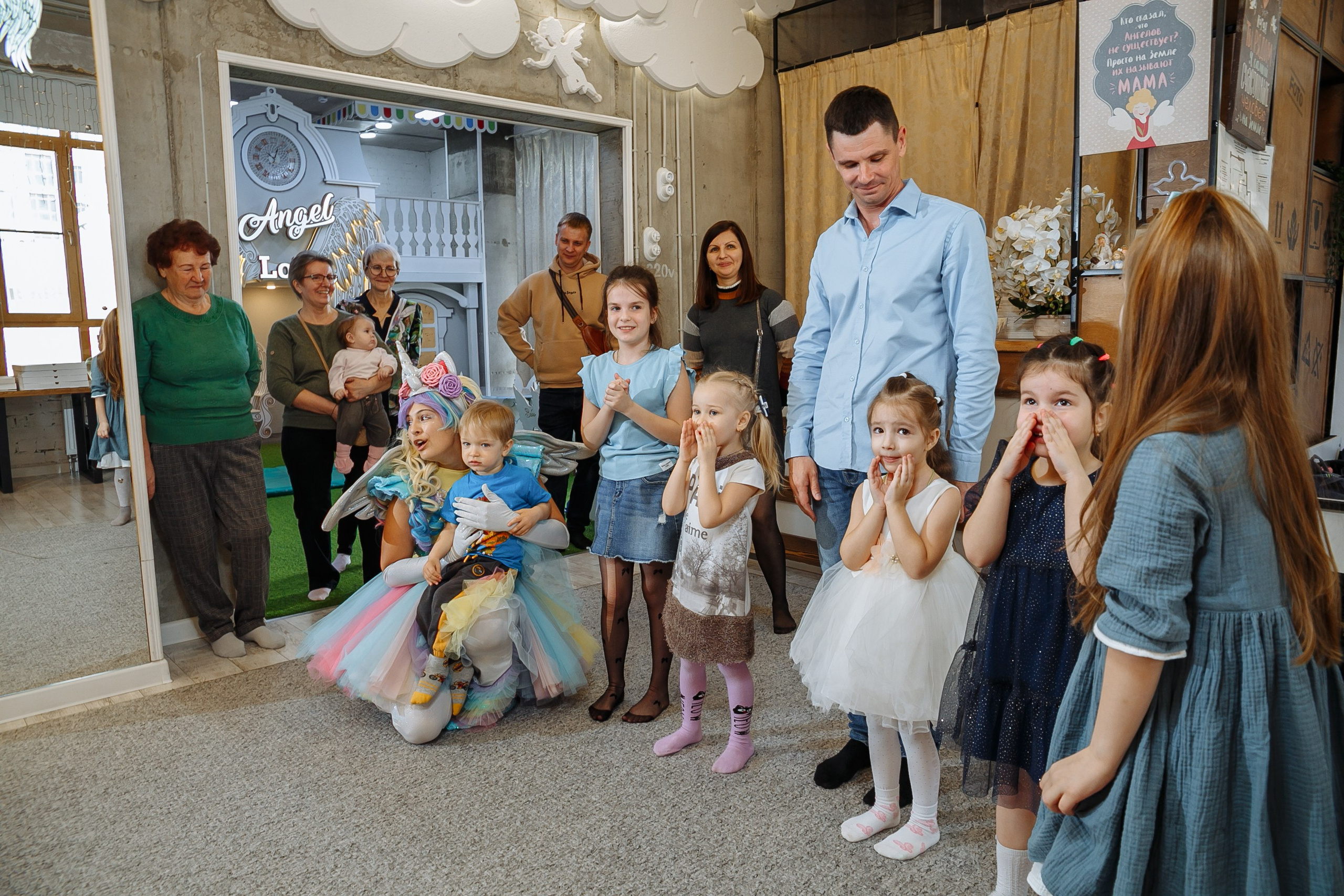 Насте 5 лет, дети играют в Ангел лофт. Событийный фотограф Максим Бескоровайновнов