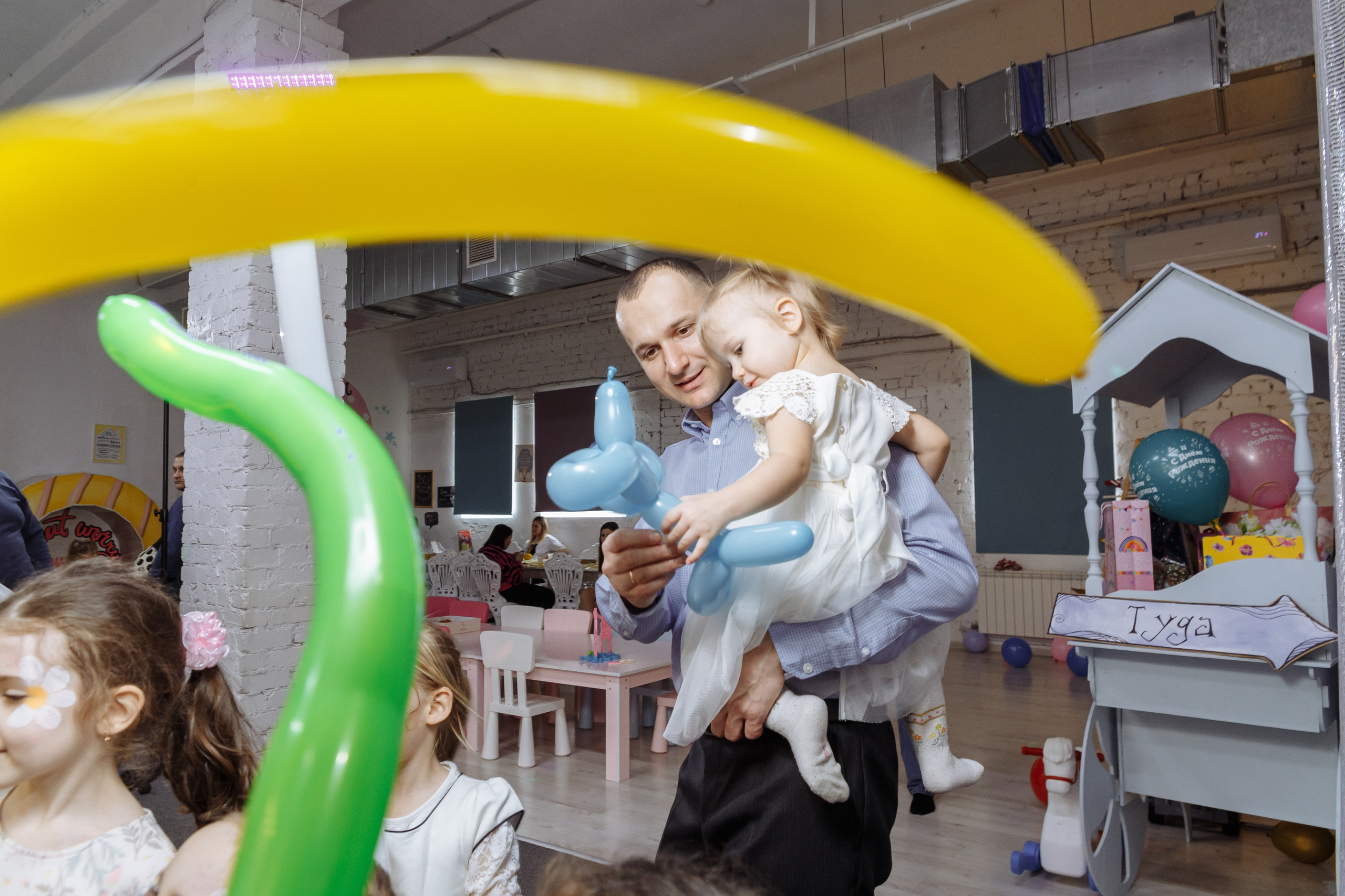 Олеся празднует свое 6 летие в компании Алисы, Чеширского кота и друзей. Событийный фотограф Максим Бескоровайновнов