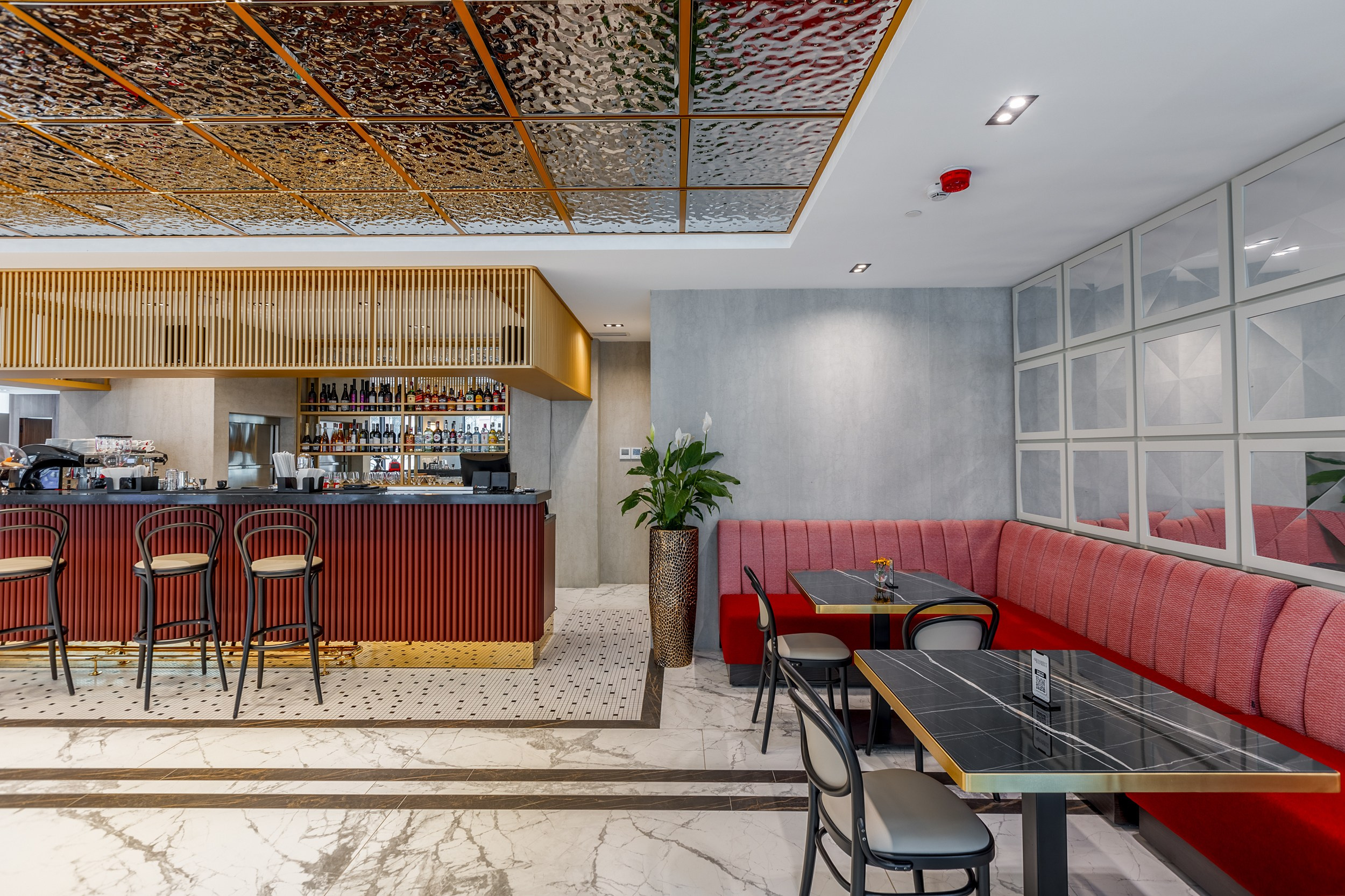 HOTEL PIAZZA EPIGRAPH (BATUMI). Режиссёр, клипмейкер, фотограф — Андрей Охота