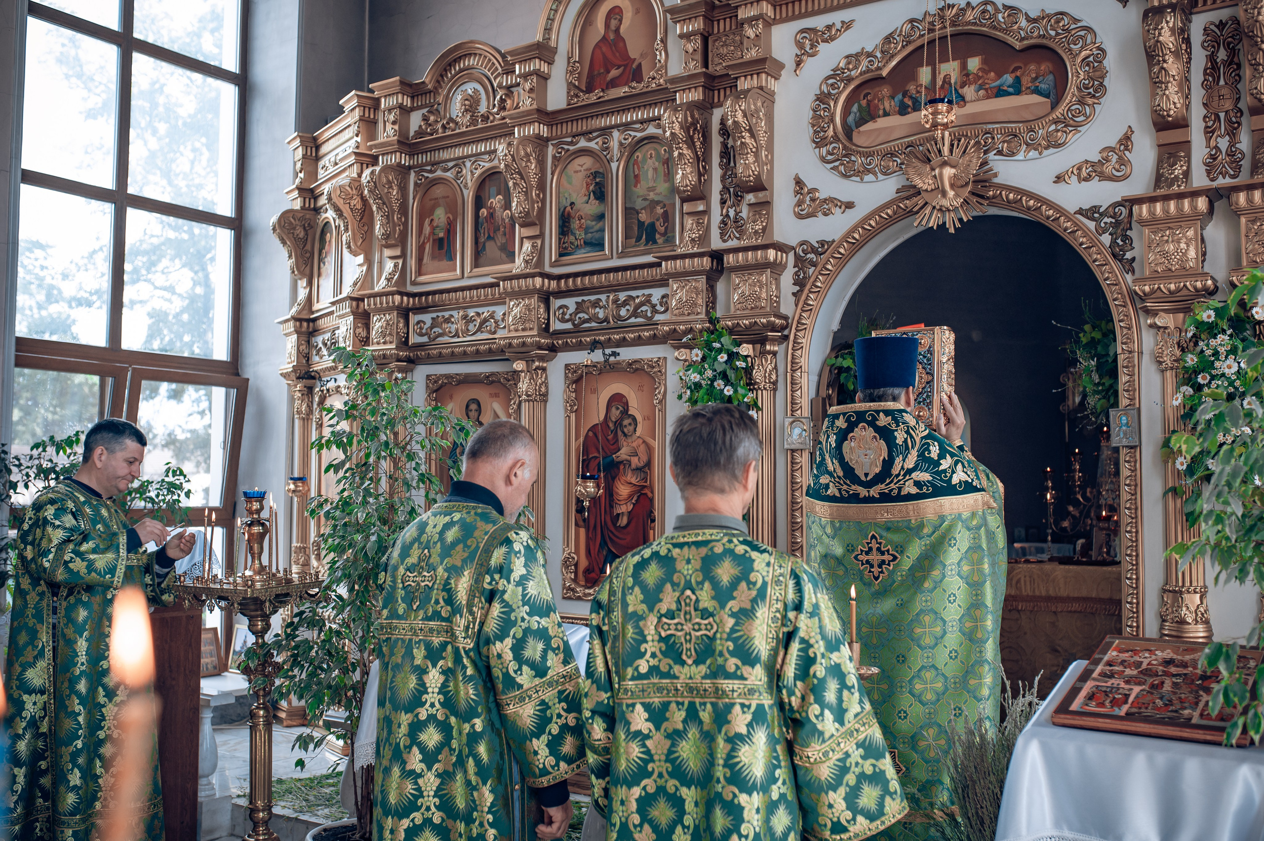 Троицкая служба в Рождественско-Никольском храме хутора Николаенко. Фотографы крещения/венчания  Красноярск Татьяна и Вячеслав Переваловы